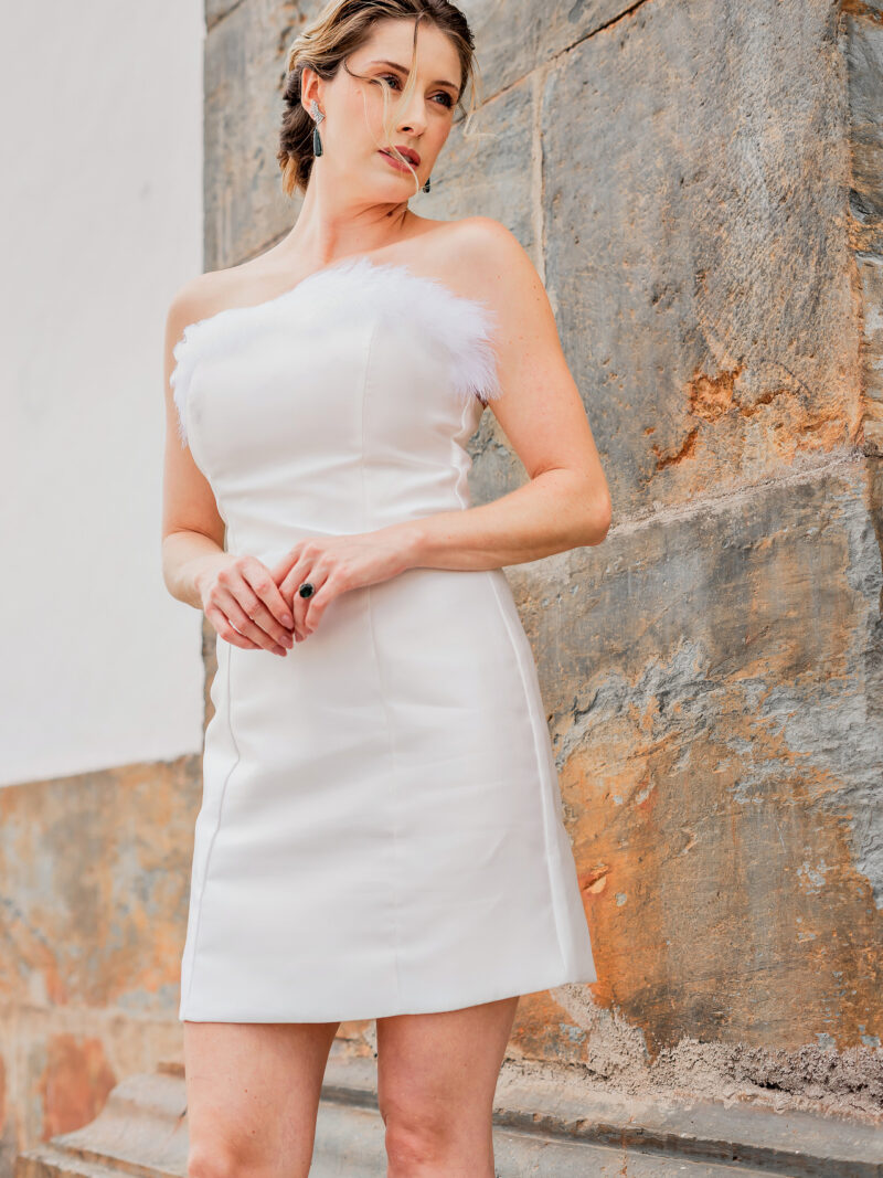 Vestido curto tomara que caia com plumas removíveis