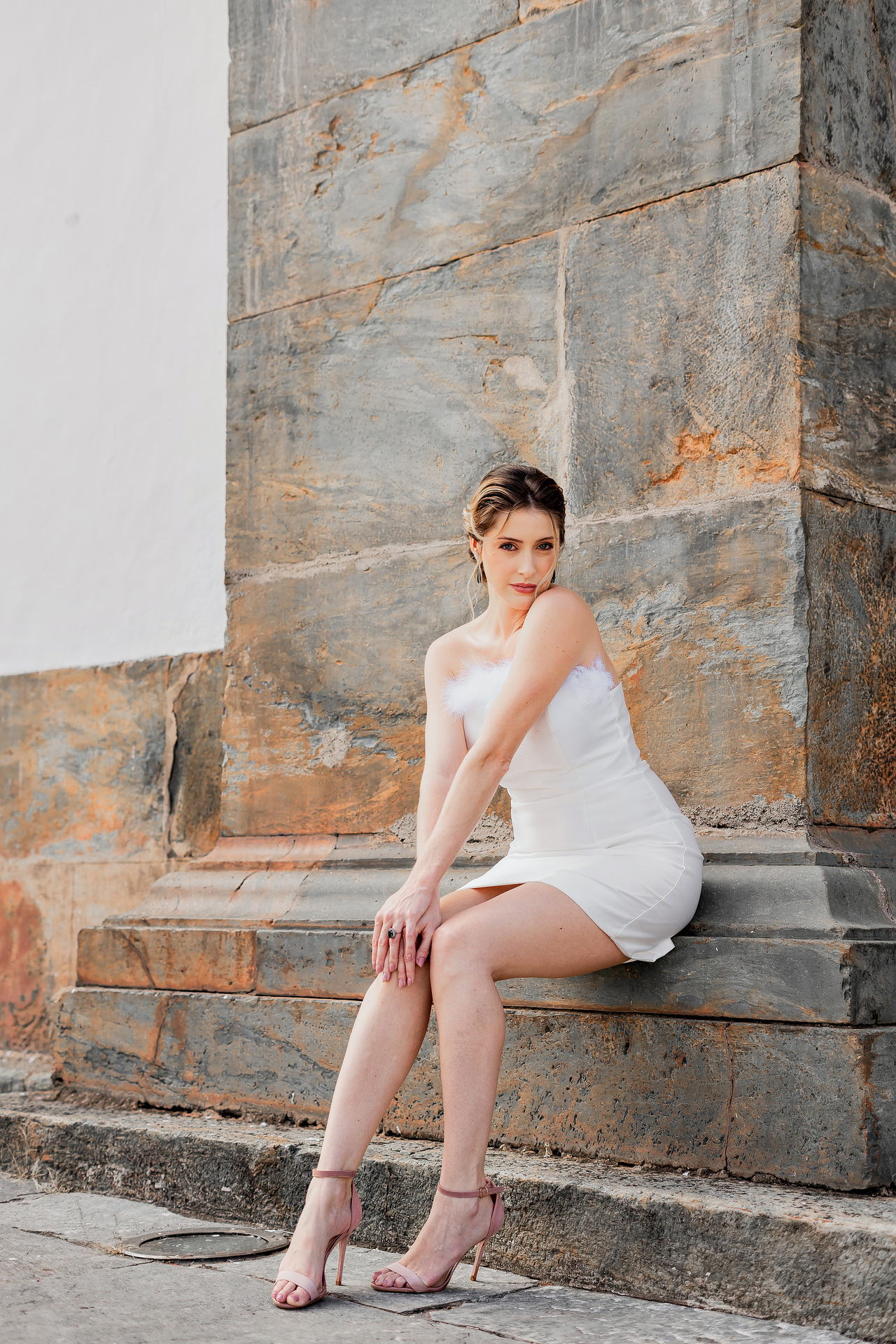 Vestido curto tomara que caia com plumas removíveis - Imagem 5