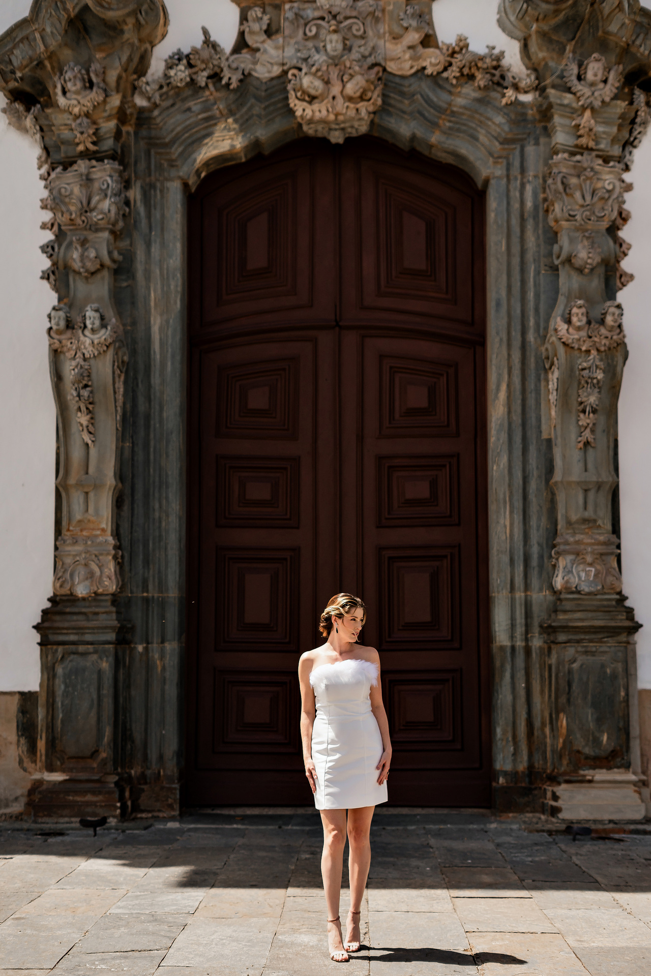 Vestido curto tomara que caia com plumas removíveis - Imagem 6