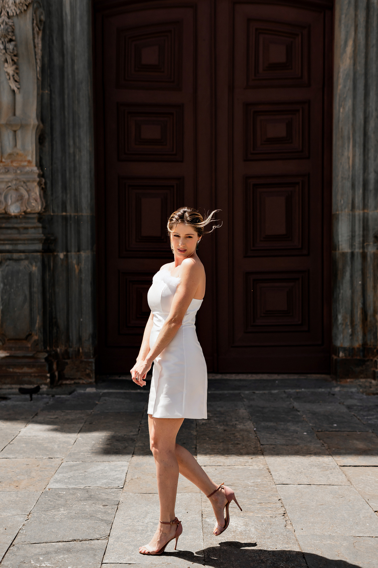 Vestido curto tomara que caia com plumas removíveis - Imagem 7