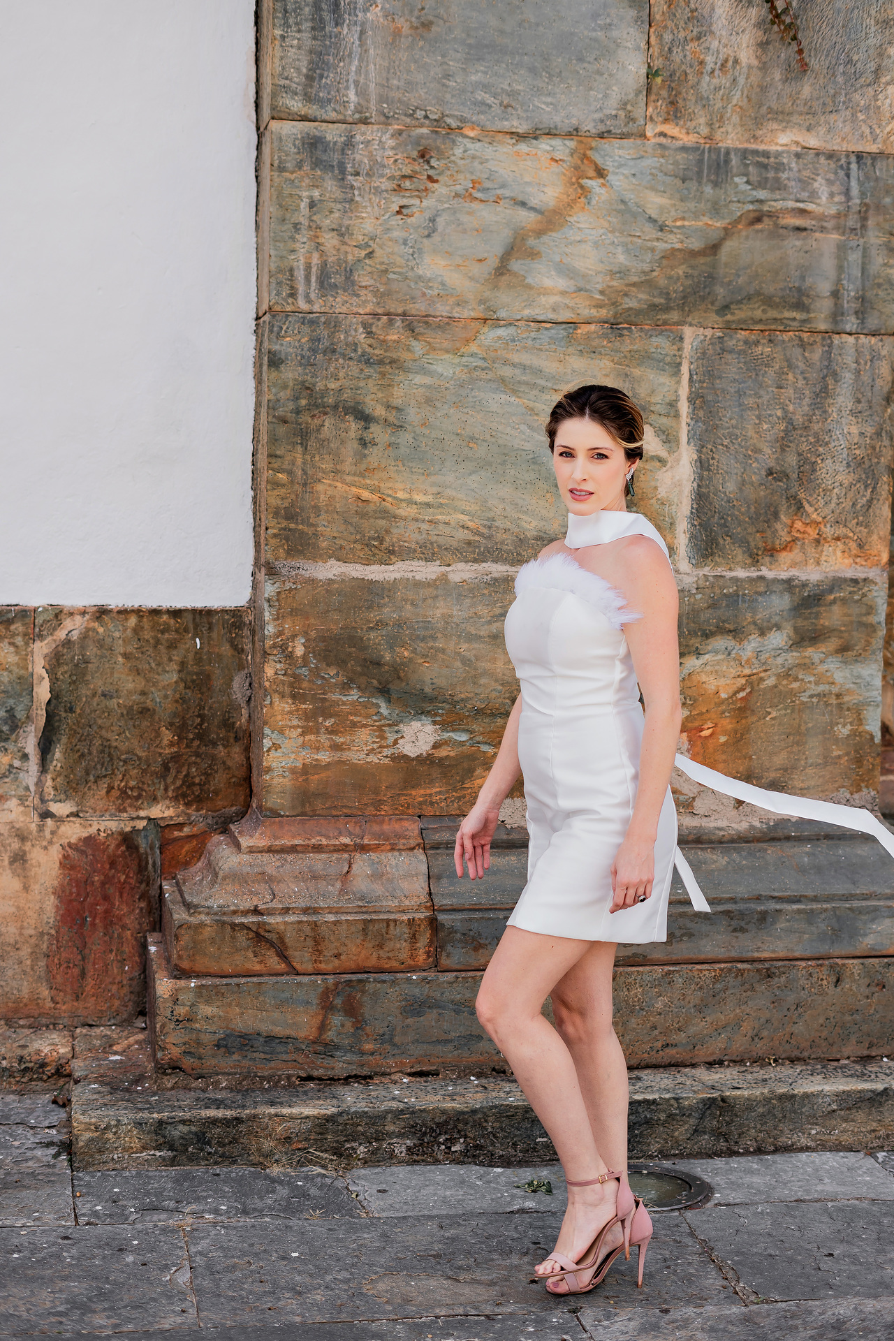 Vestido curto tomara que caia com plumas removíveis - Imagem 3