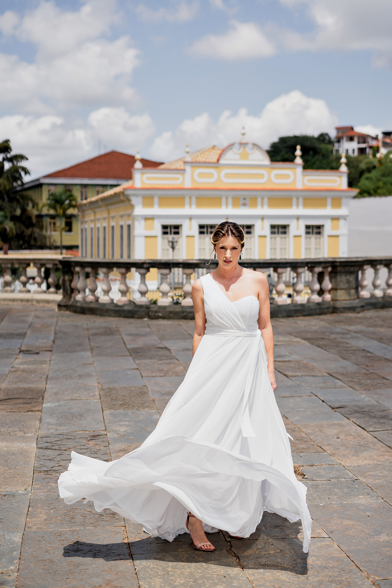 Vestido longo fluido com decote assimétrico - Imagem 5