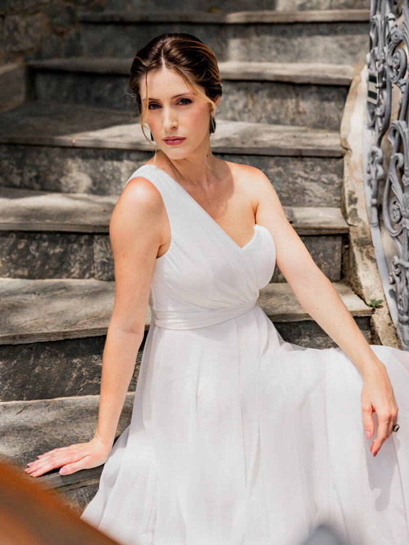 Vestido longo fluido com decote assimétrico