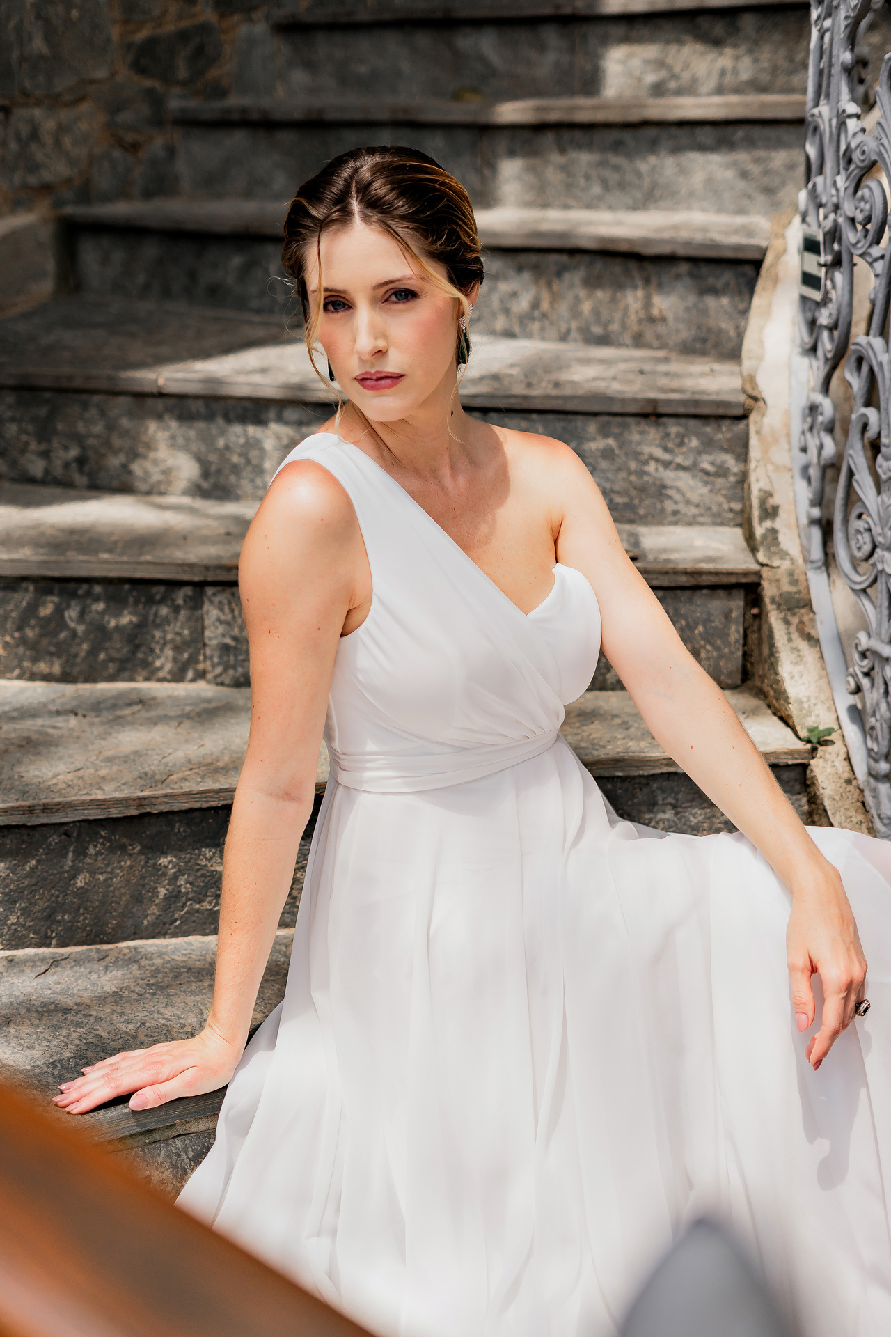 Vestido longo fluido com decote assimétrico