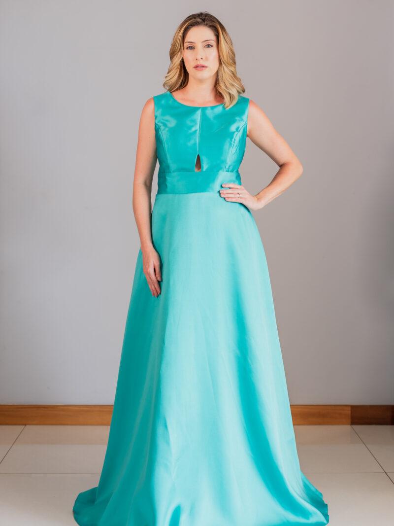 Vestido longo turquesa com decote canoa e recorte frontal