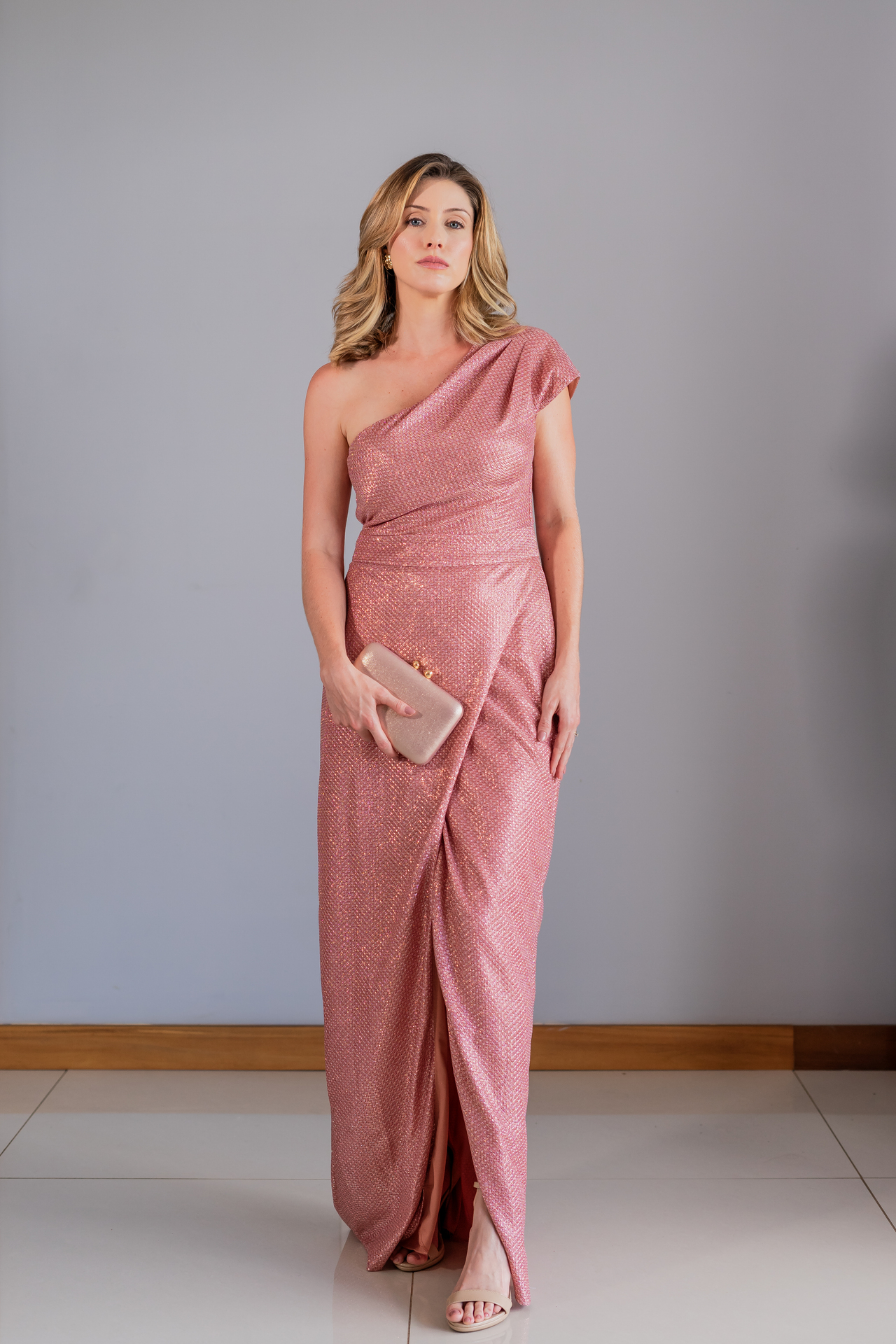 Vestido longo brilhante rosé com um ombro só - Imagem 2