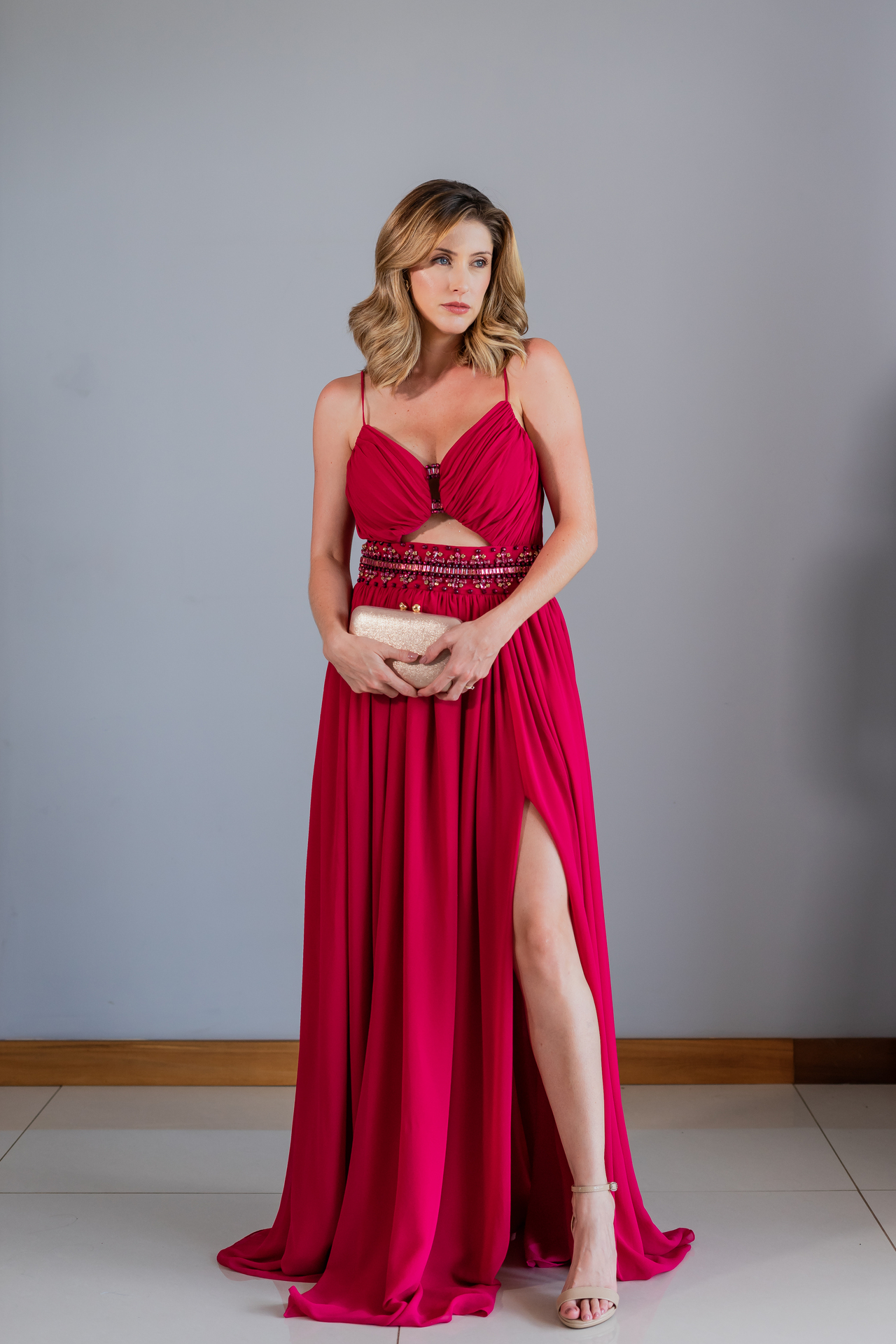 Vestido longo magenta com recorte frontal e bordado de pedrarias - Imagem 4