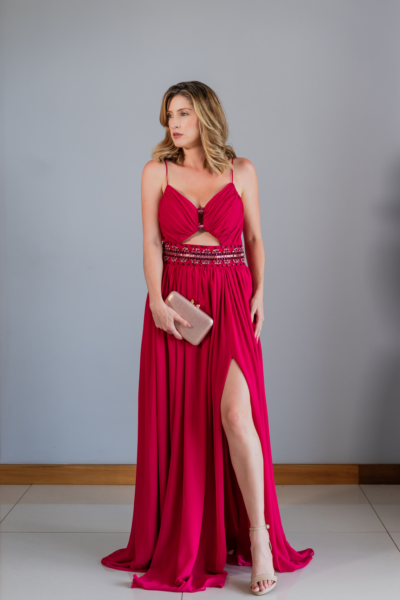 Vestido longo magenta com recorte frontal e bordado de pedrarias