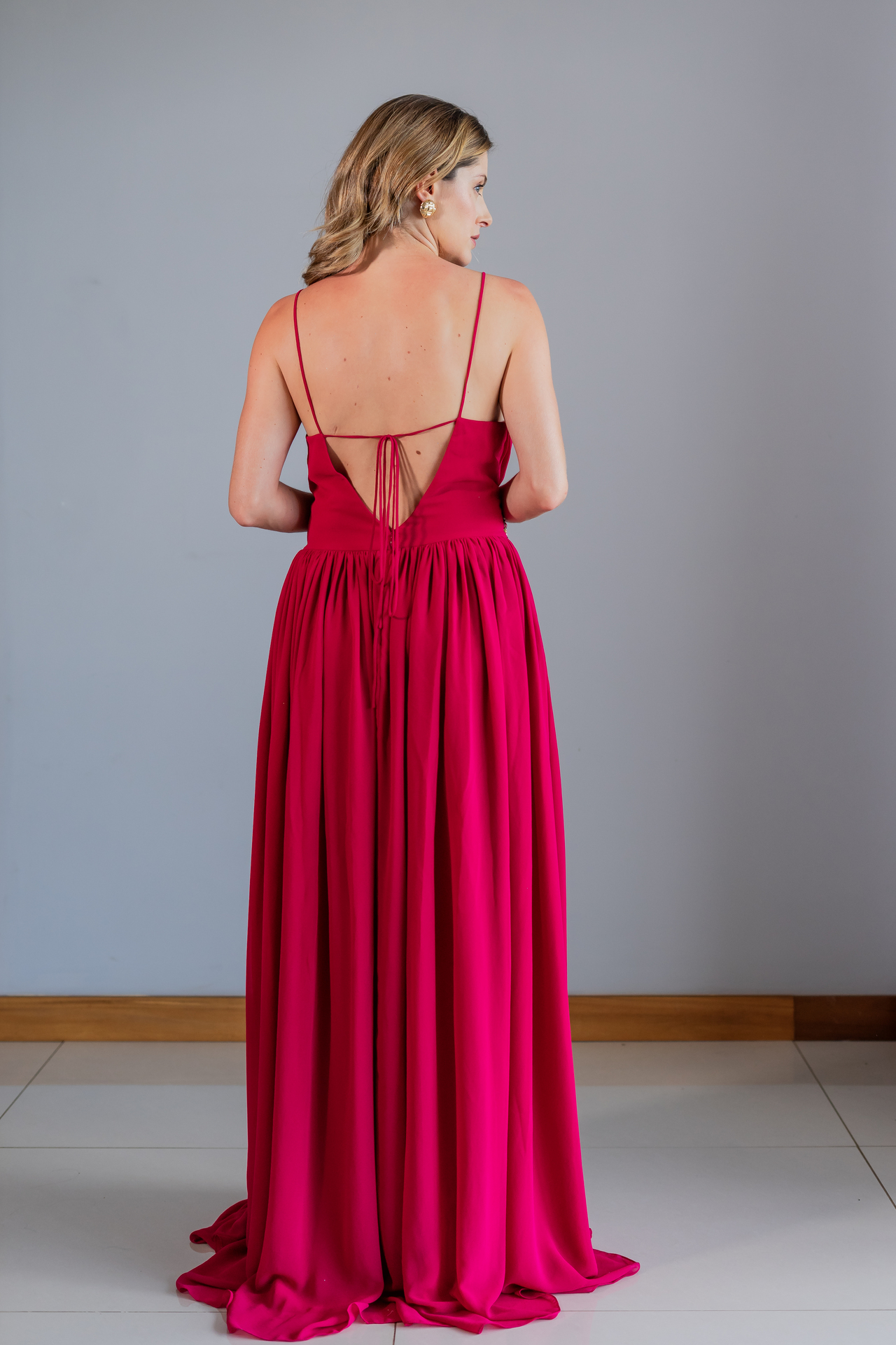 Vestido longo magenta com recorte frontal e bordado de pedrarias - Imagem 2