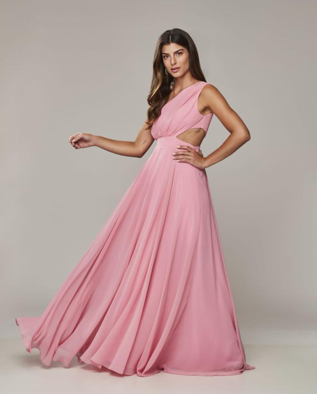 Vestido longo rosa com um ombro só e recorte lateral discreto