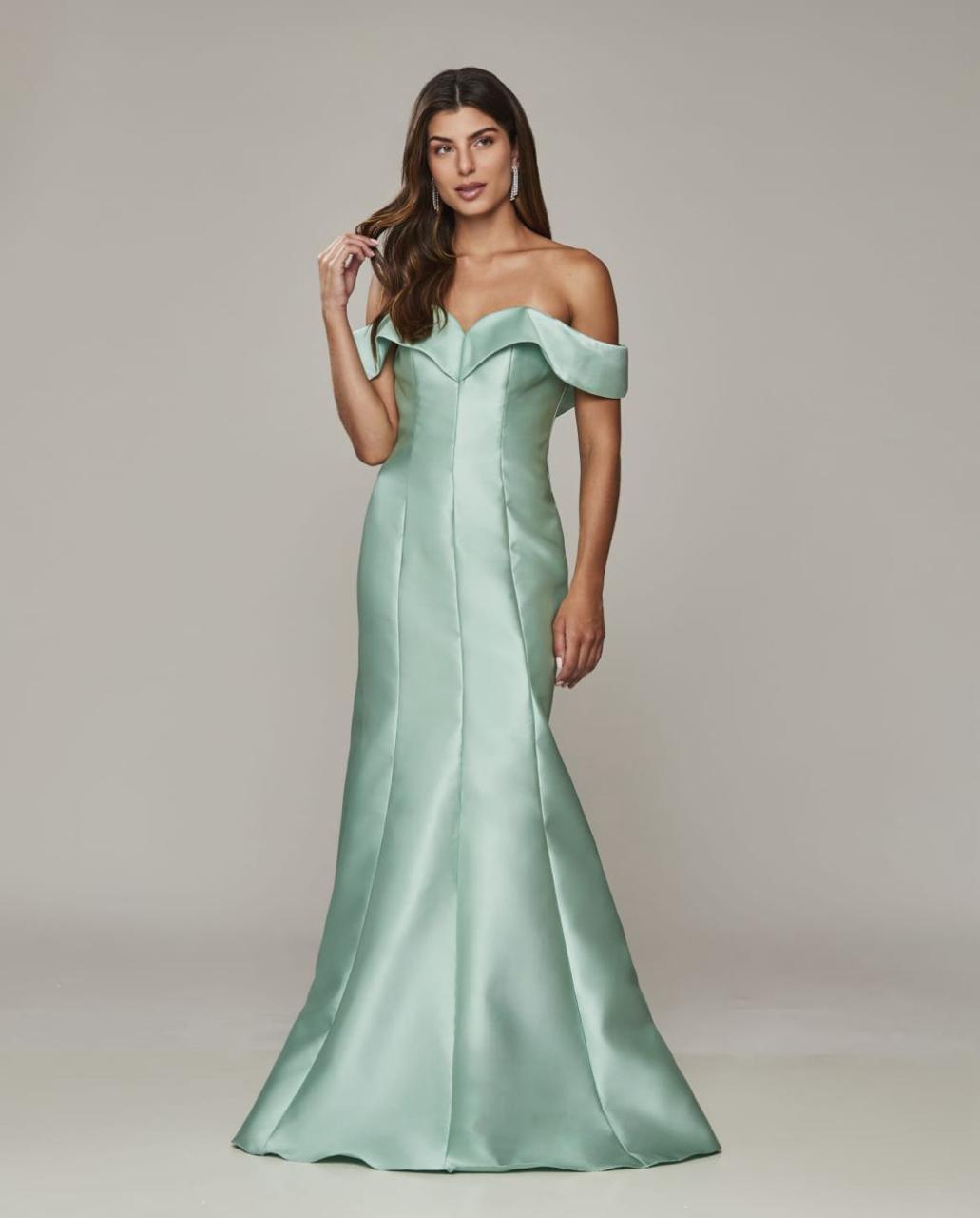 Vestido longo verde menta com decote ombro a ombro
