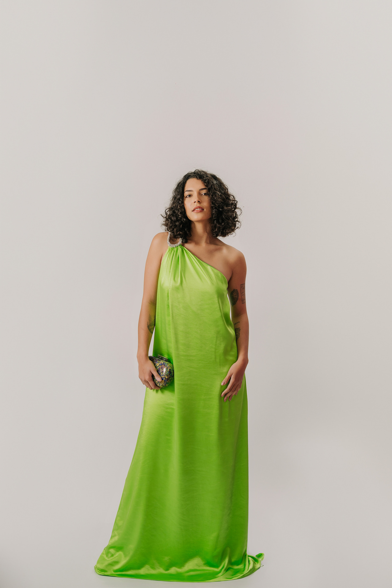 Vestido com decote assimétrico e alça com detalhe em brilho - Imagem 4