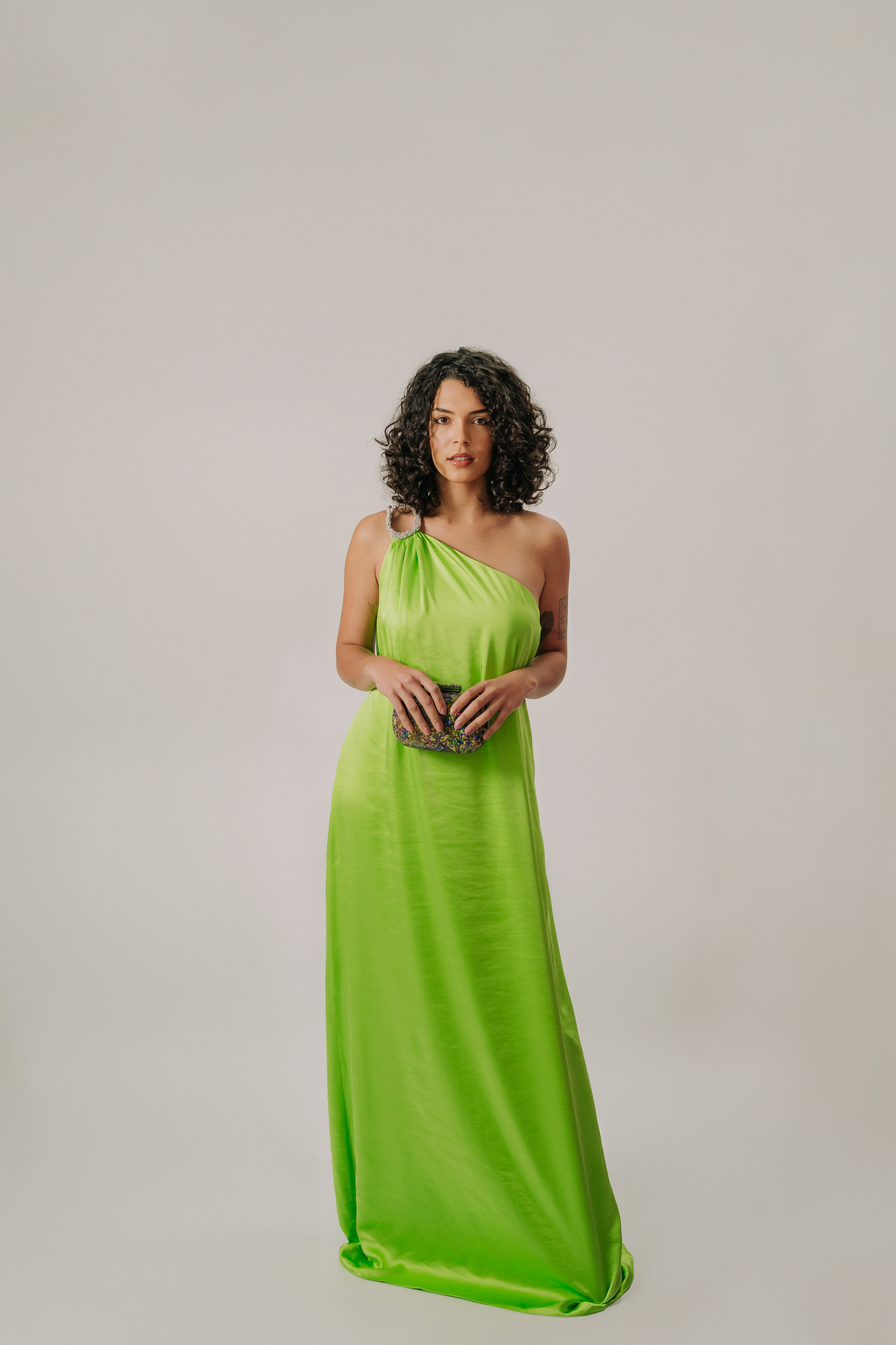 Vestido com decote assimétrico e alça com detalhe em brilho - Imagem 10