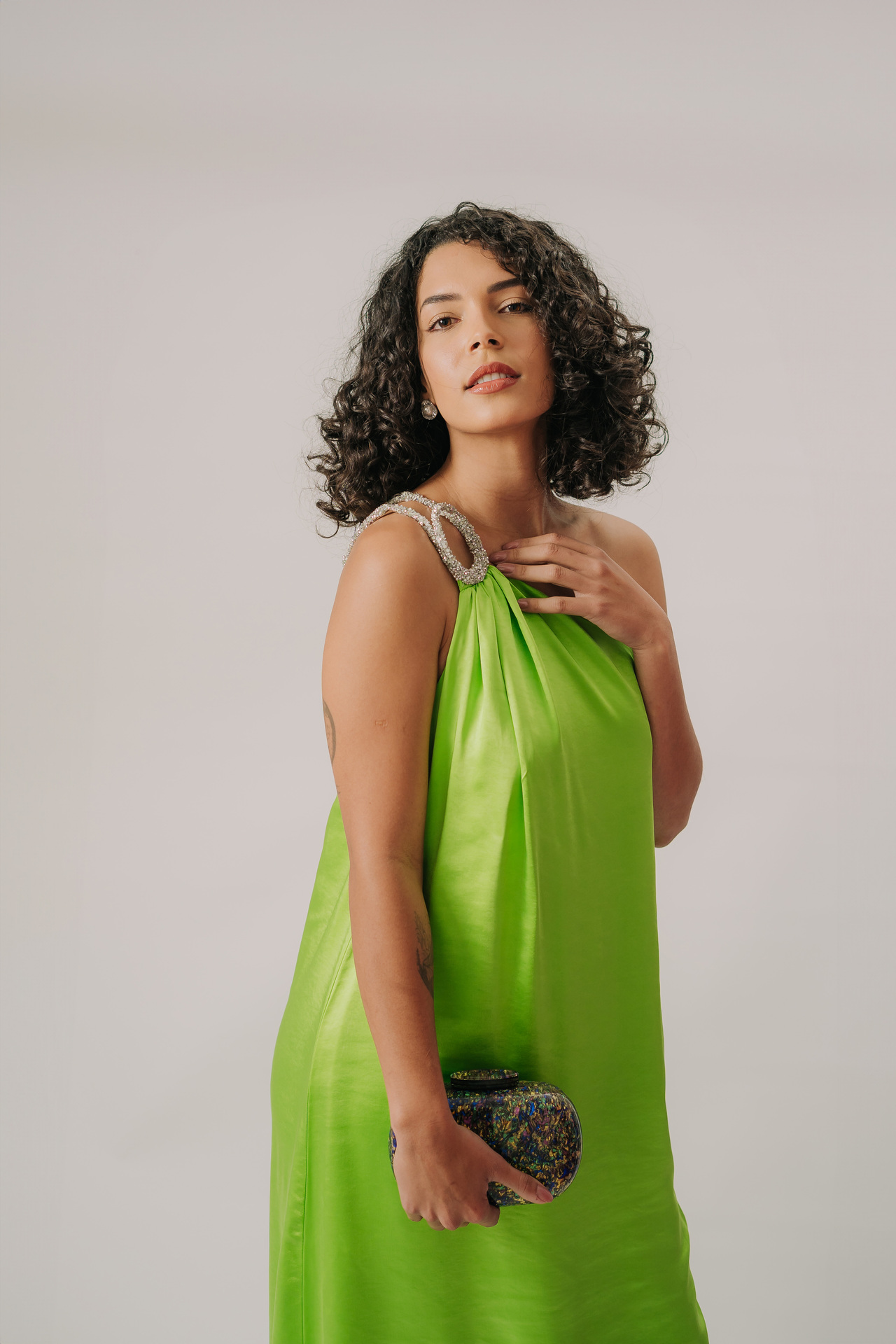 Vestido com decote assimétrico e alça com detalhe em brilho - Imagem 11