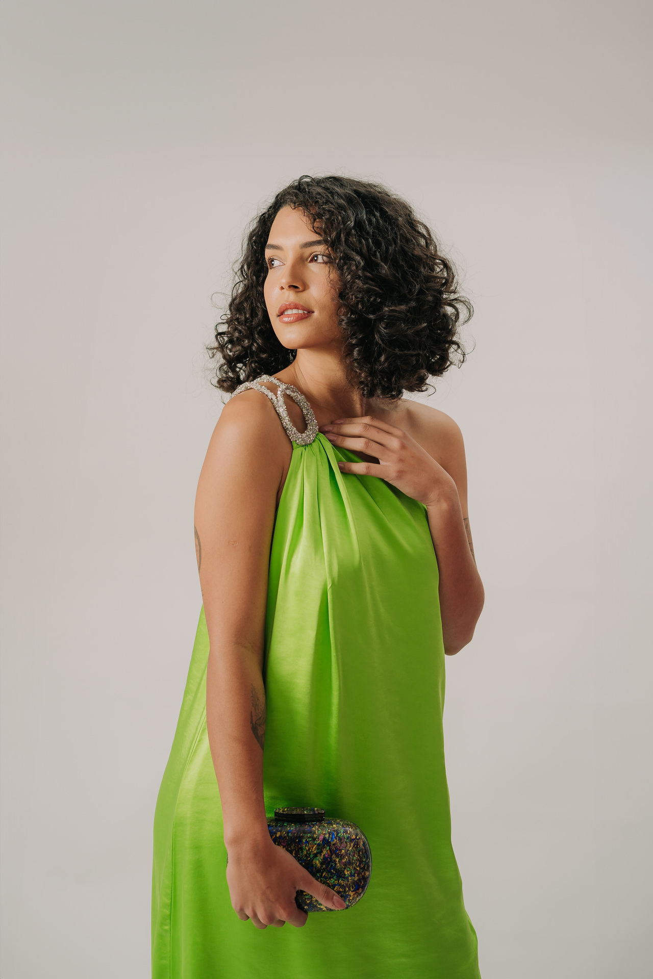 Vestido com decote assimétrico e alça com detalhe em brilho - Imagem 6