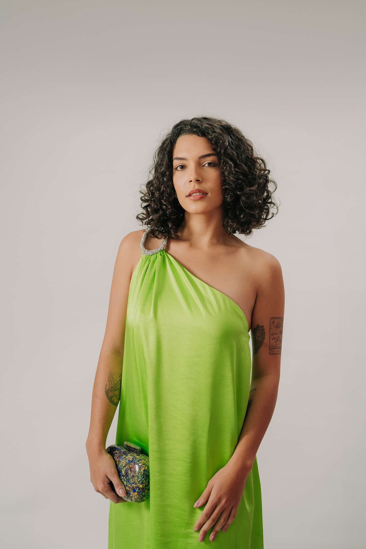 Vestido com decote assimétrico e alça com detalhe em brilho - Imagem 8