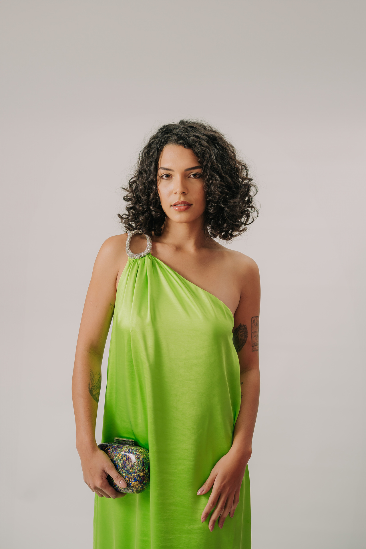 Vestido com decote assimétrico e alça com detalhe em brilho - Imagem 7