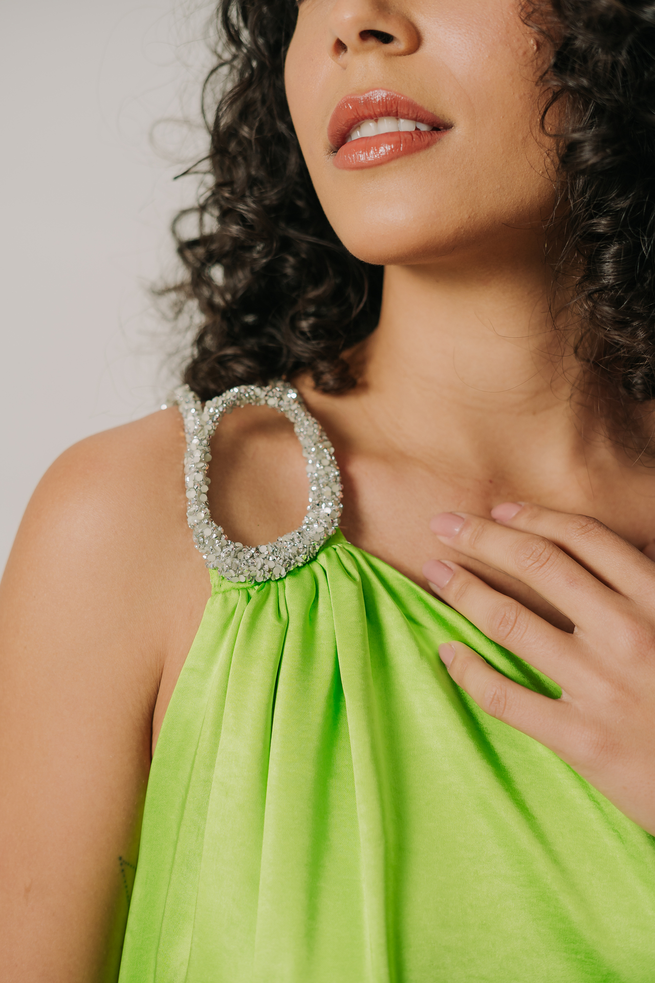 Vestido com decote assimétrico e alça com detalhe em brilho - Imagem 5