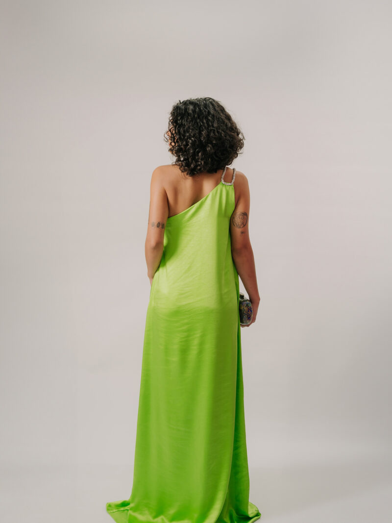 Vestido com decote assimétrico e alça com detalhe em brilho