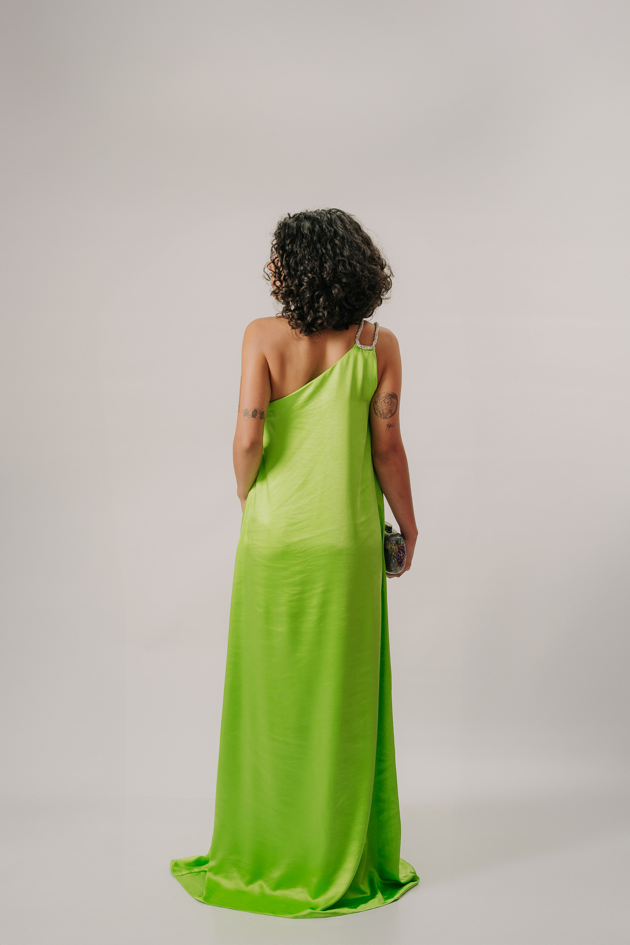 Vestido com decote assimétrico e alça com detalhe em brilho