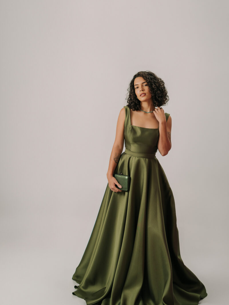 Vestido com decote quadrado e faixa avulsa