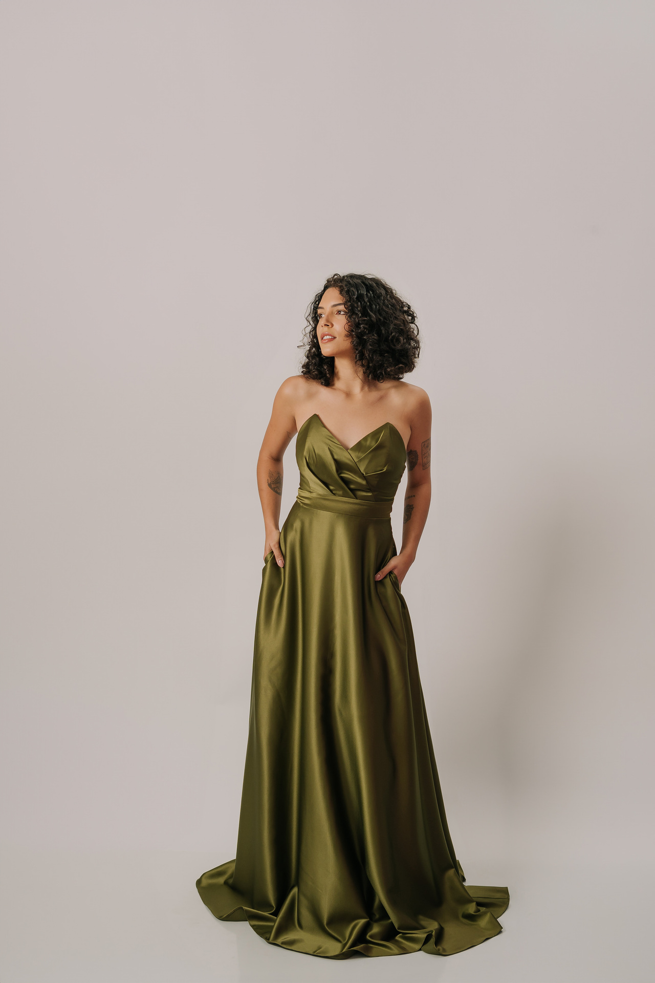 Vestido longo tomara que caia de bico com detalhe drapeado - Imagem 7