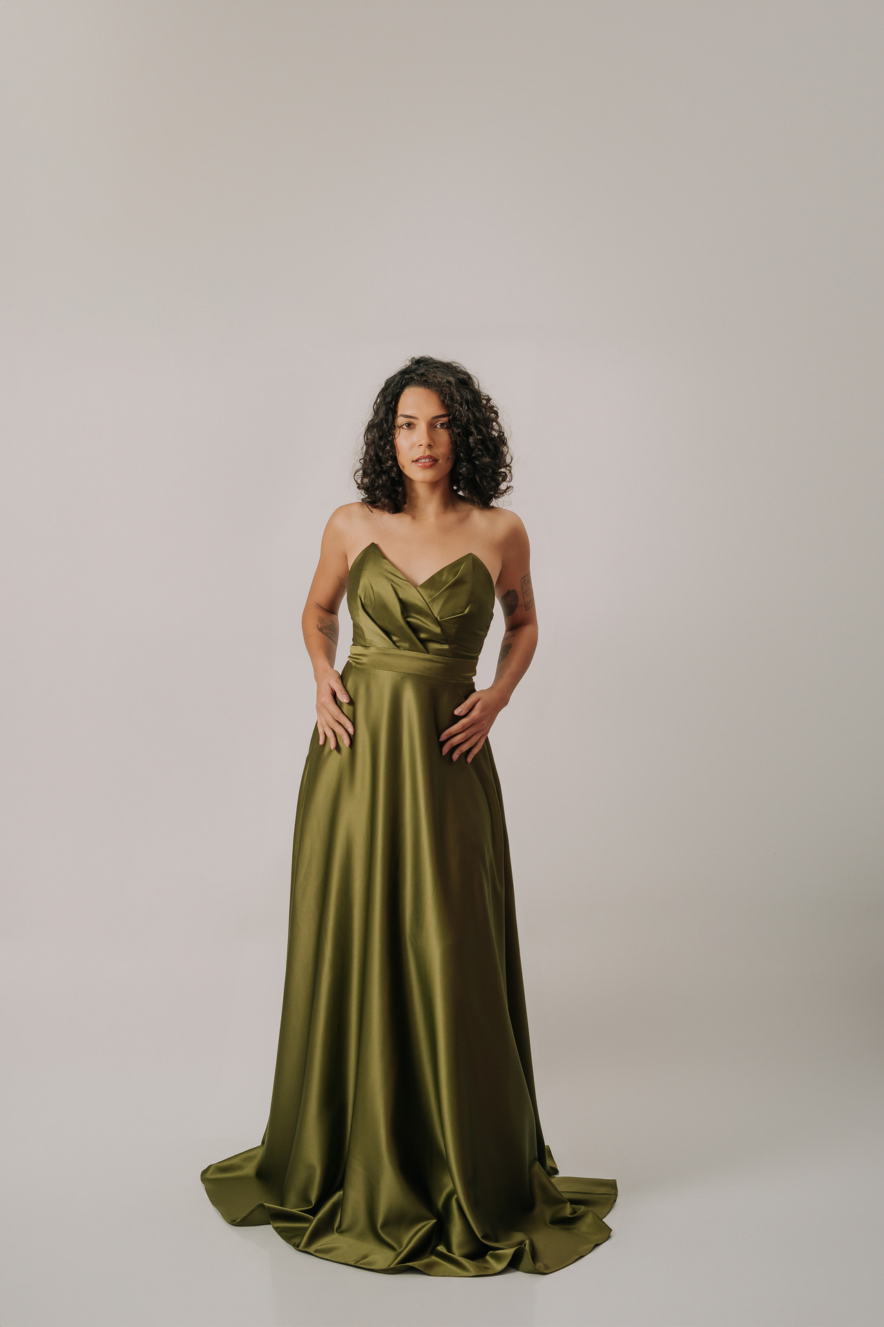 Vestido longo tomara que caia de bico com detalhe drapeado - Imagem 5