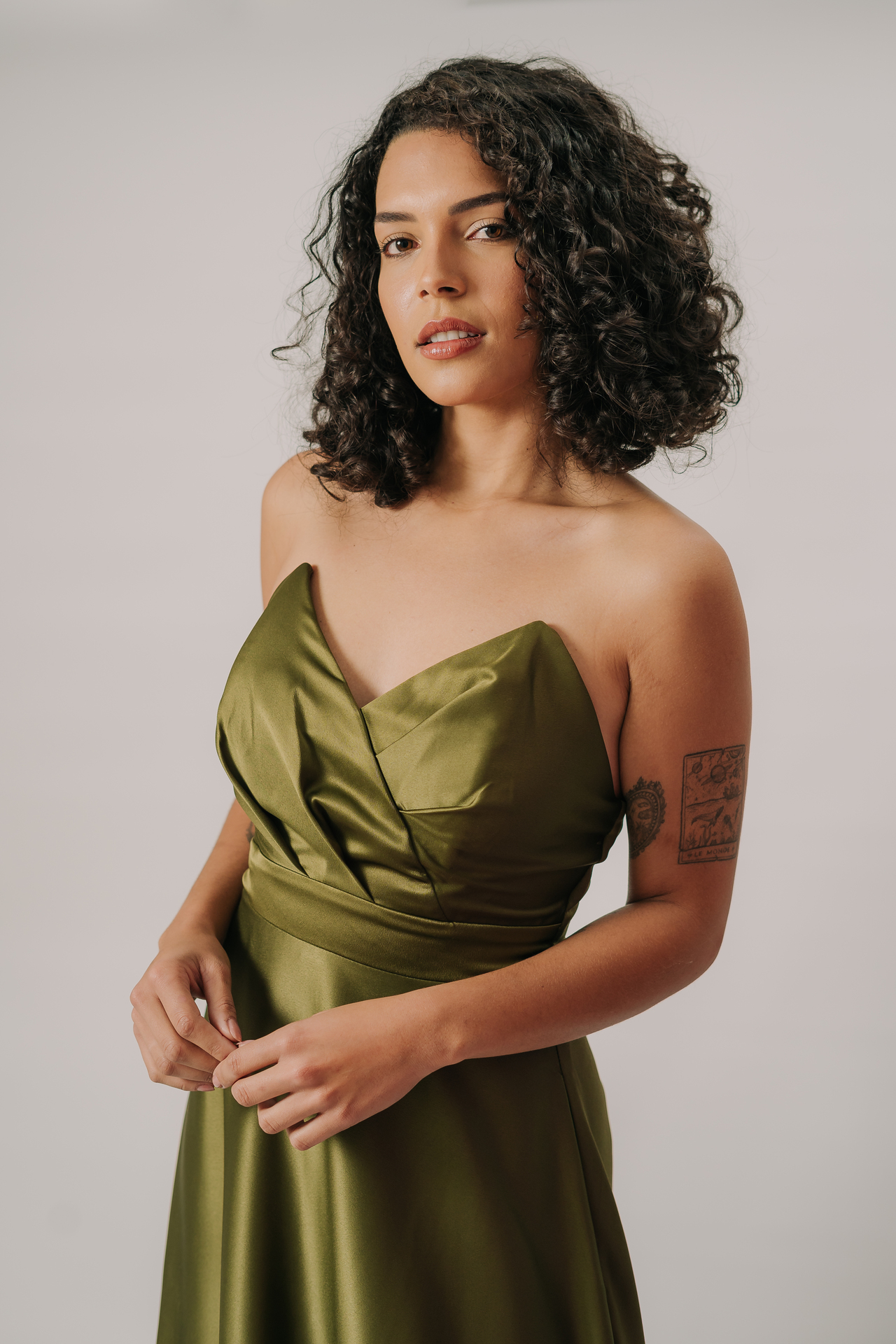 Vestido longo tomara que caia de bico com detalhe drapeado - Imagem 6