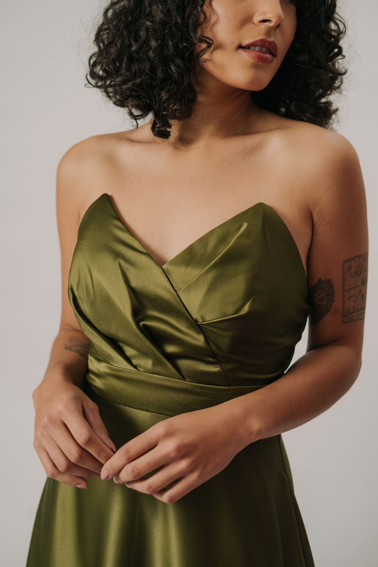 Vestido longo tomara que caia de bico com detalhe drapeado - Imagem 4