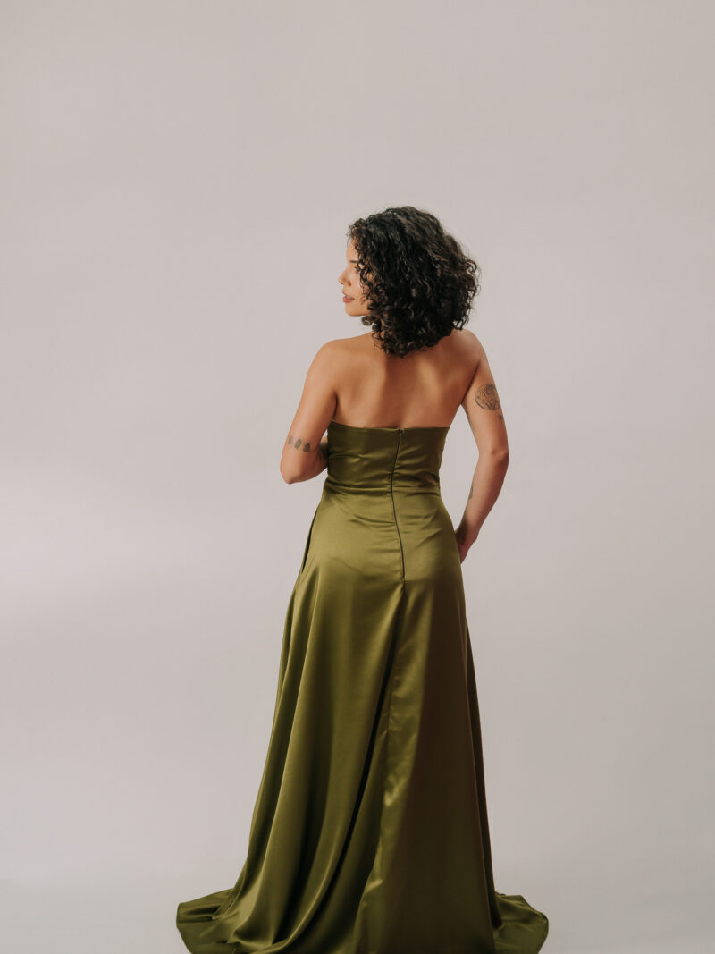 Vestido longo tomara que caia de bico com detalhe drapeado