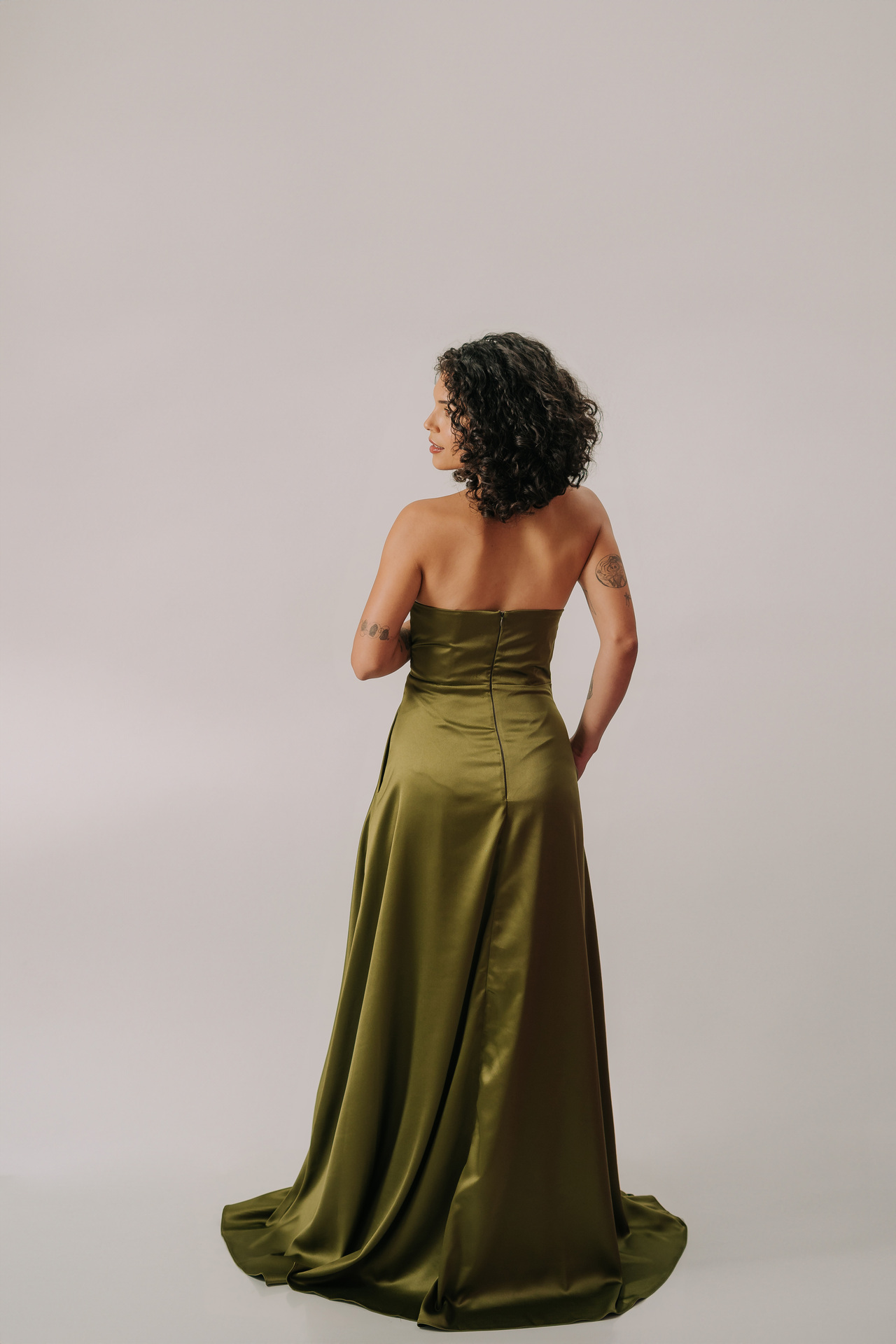 Vestido longo tomara que caia de bico com detalhe drapeado