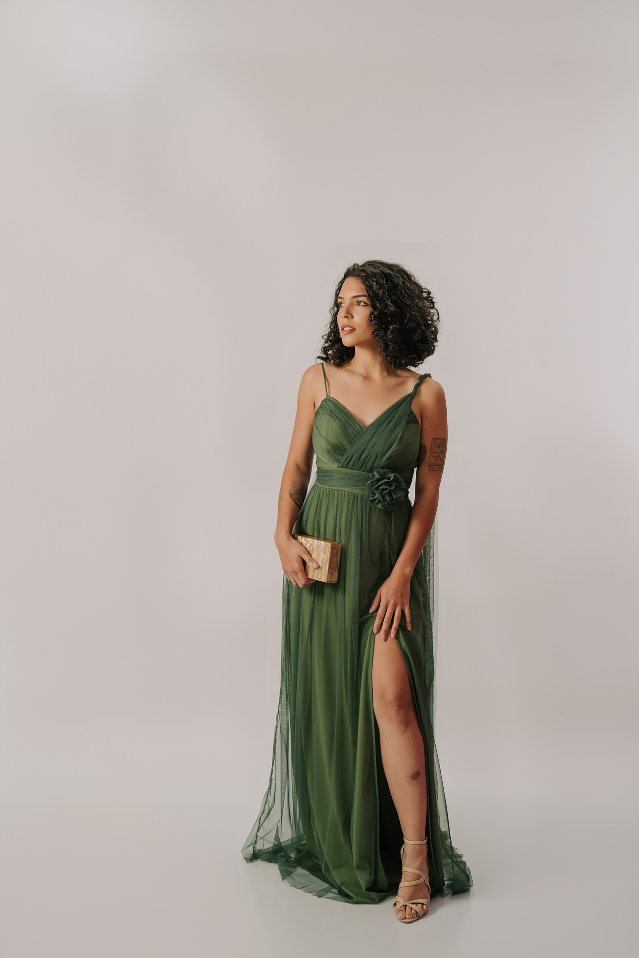 Vestido em tule com detalhe floral e faixa “multiuso” frente e costas - Imagem 10