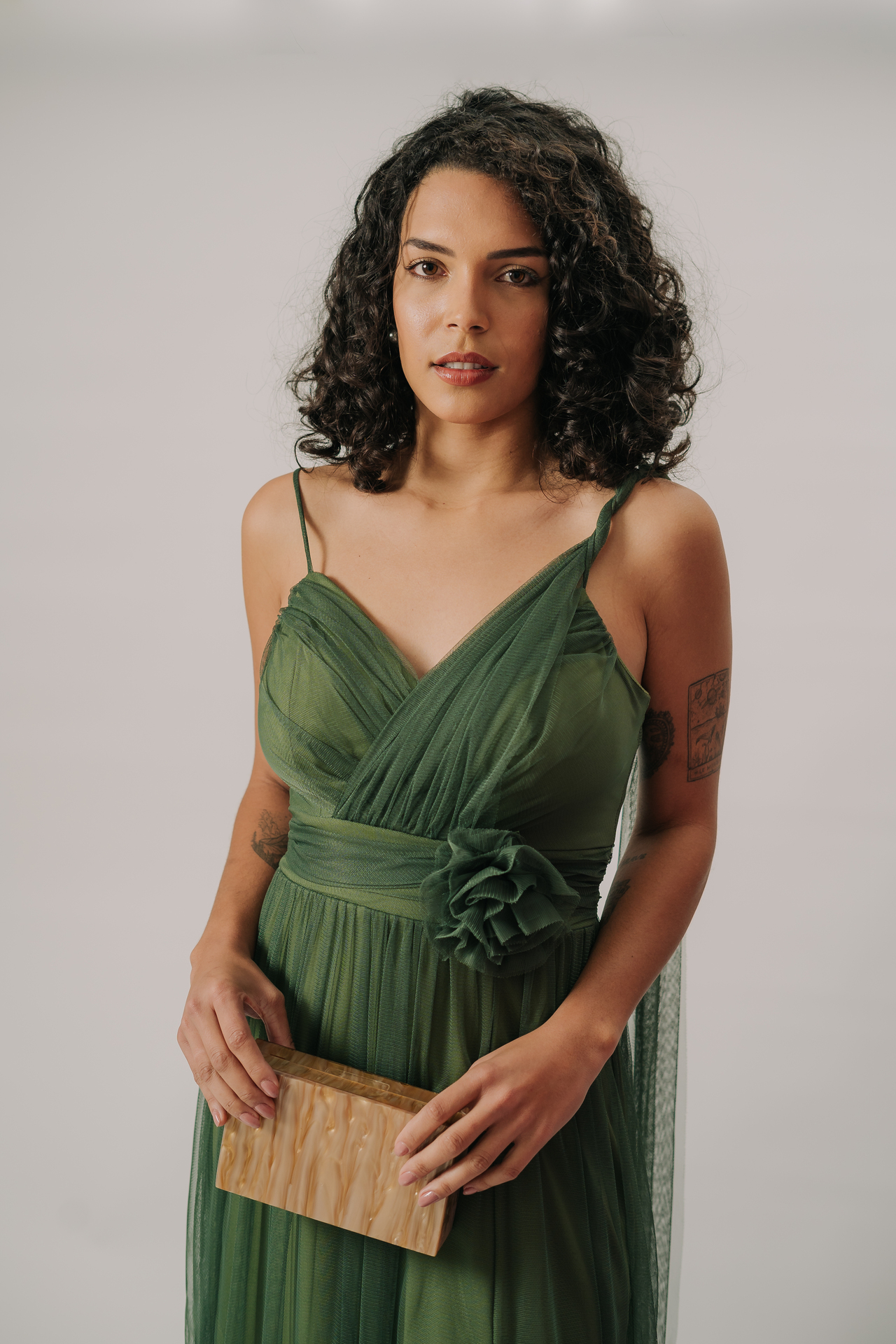 Vestido em tule com detalhe floral e faixa “multiuso” frente e costas - Imagem 4