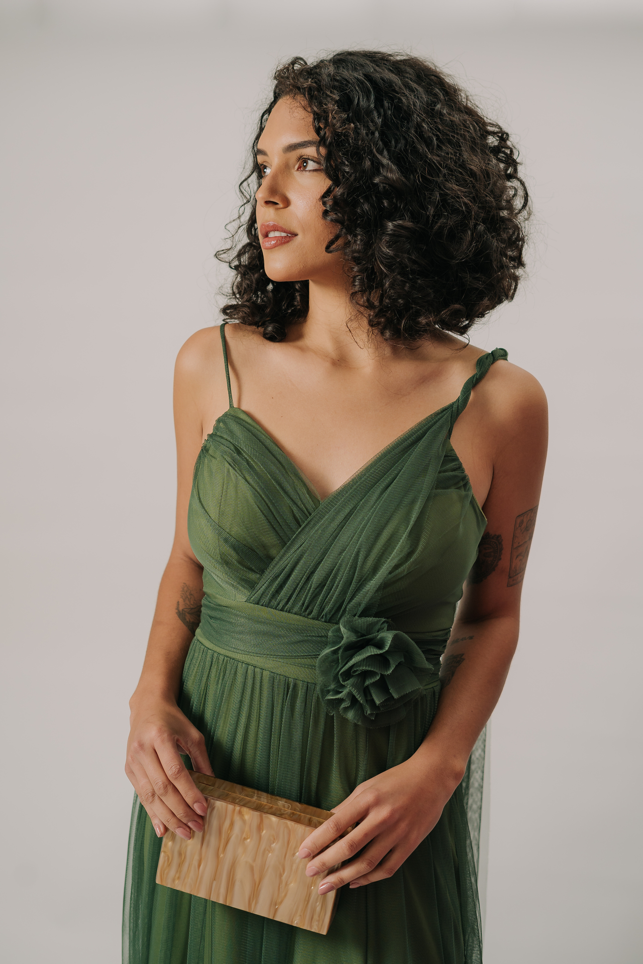 Vestido em tule com detalhe floral e faixa “multiuso” frente e costas - Imagem 12