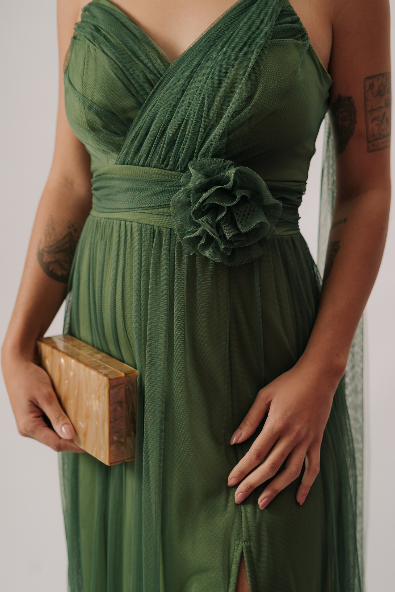 Vestido em tule com detalhe floral e faixa “multiuso” frente e costas - Imagem 11