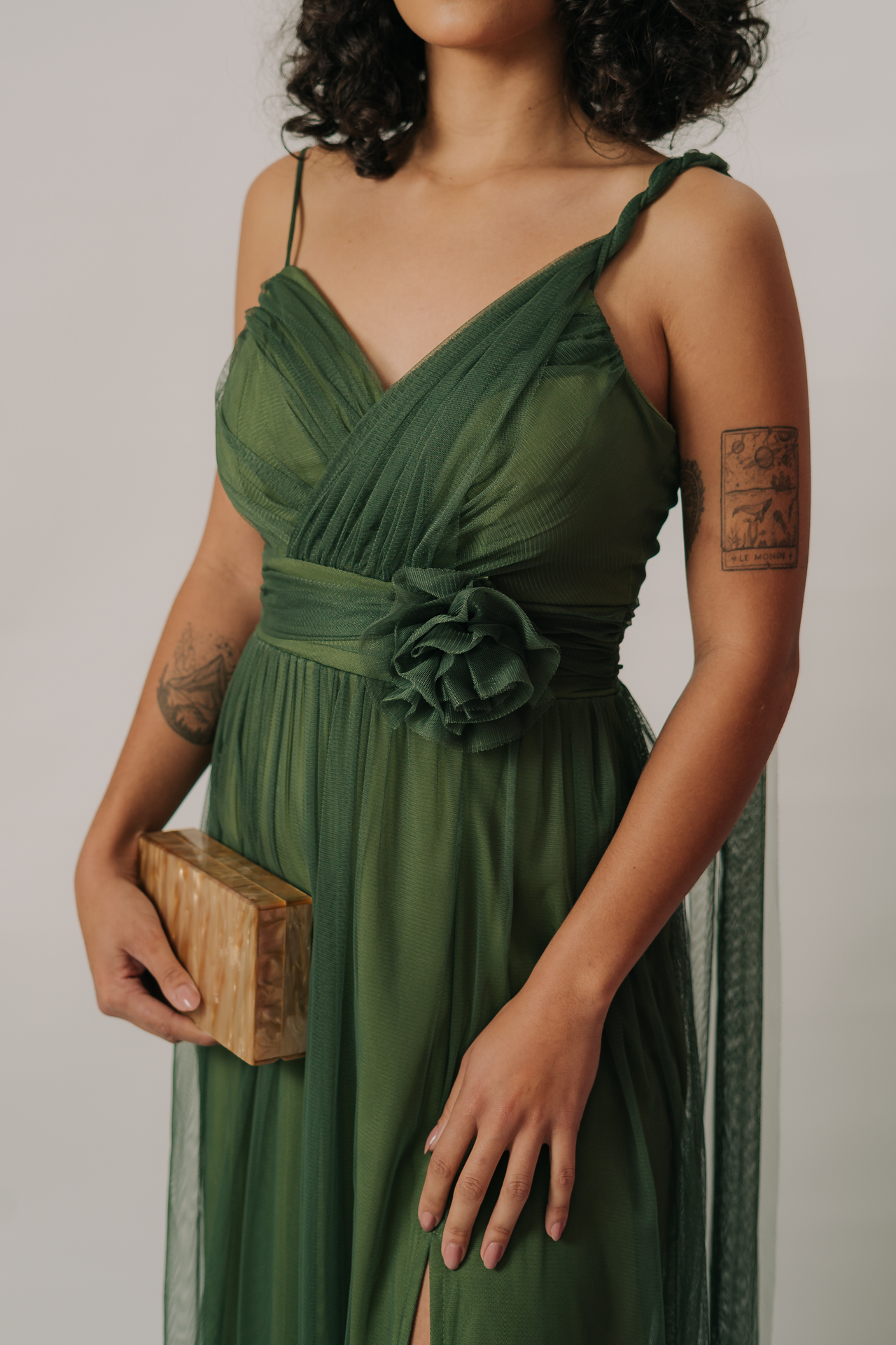 Vestido em tule com detalhe floral e faixa “multiuso” frente e costas - Imagem 9