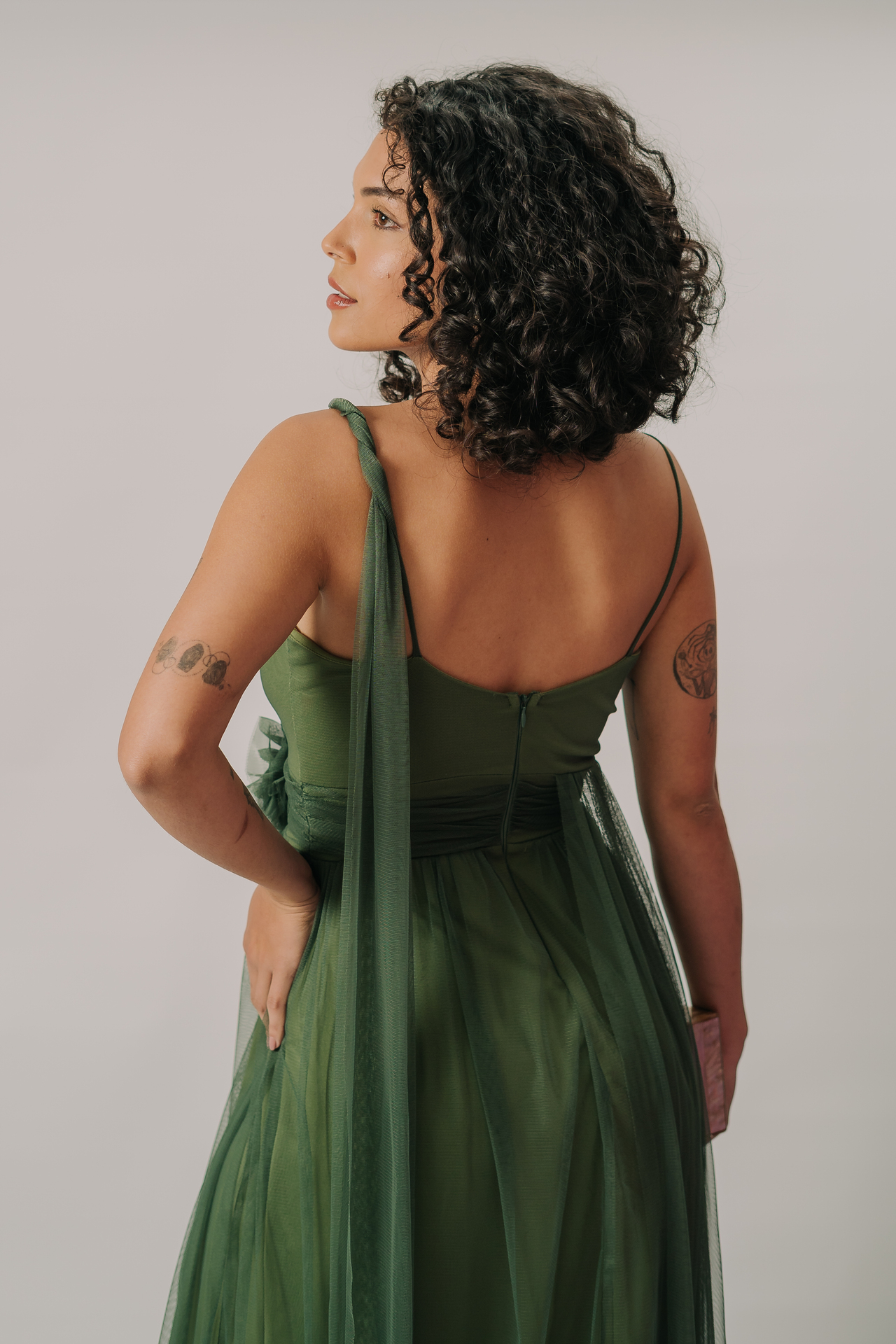 Vestido em tule com detalhe floral e faixa “multiuso” frente e costas - Imagem 7