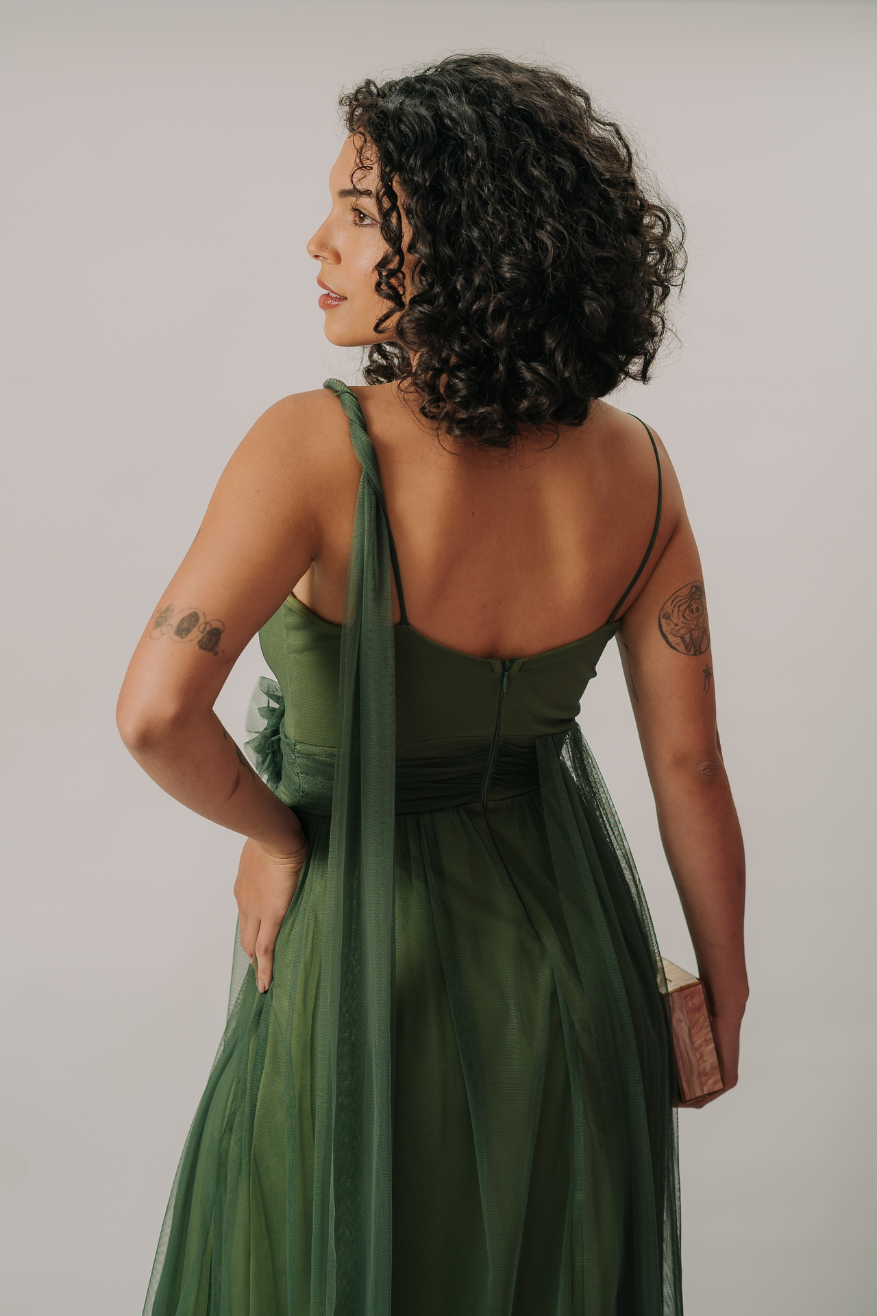 Vestido em tule com detalhe floral e faixa “multiuso” frente e costas - Imagem 6