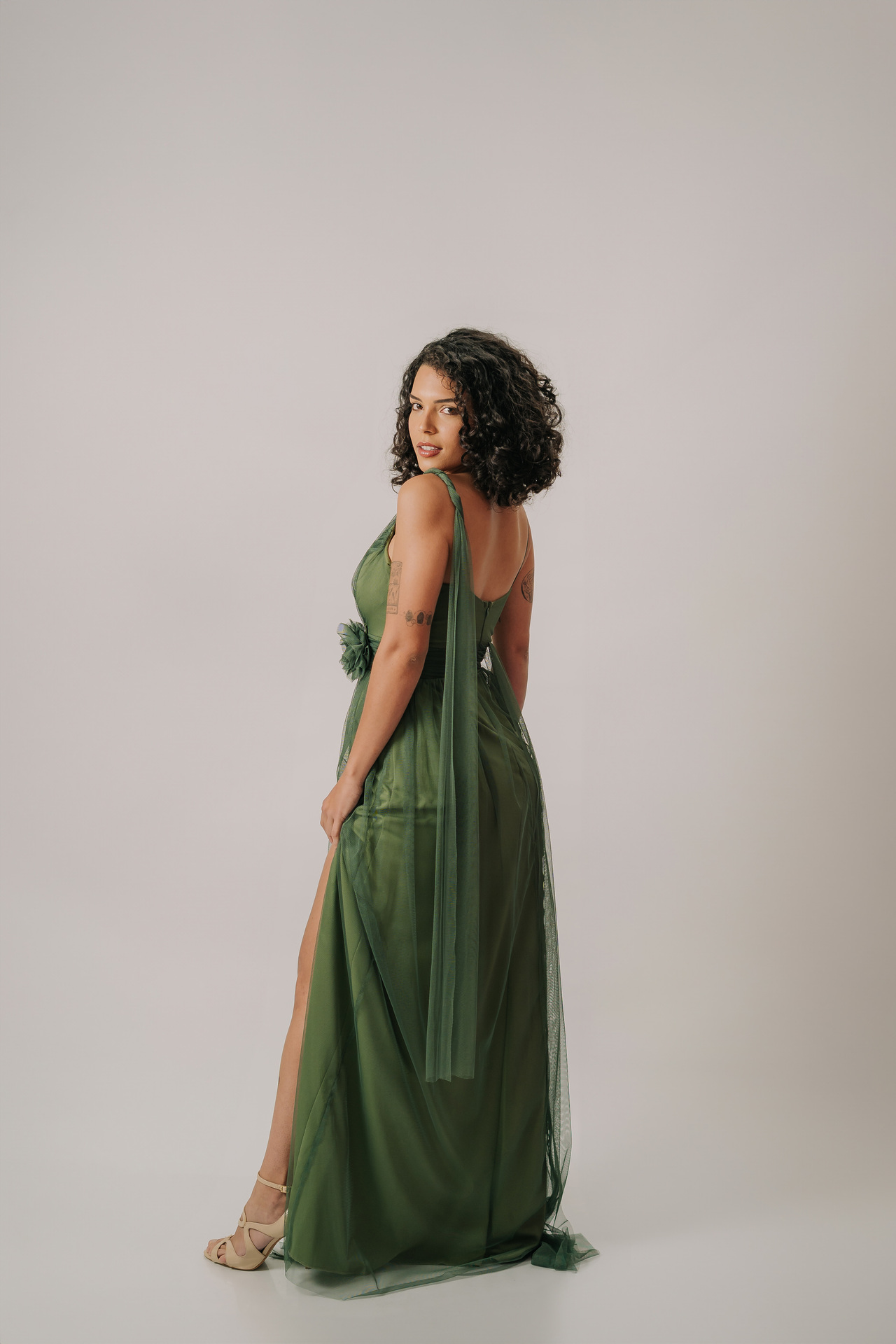 Vestido em tule com detalhe floral e faixa “multiuso” frente e costas - Imagem 5