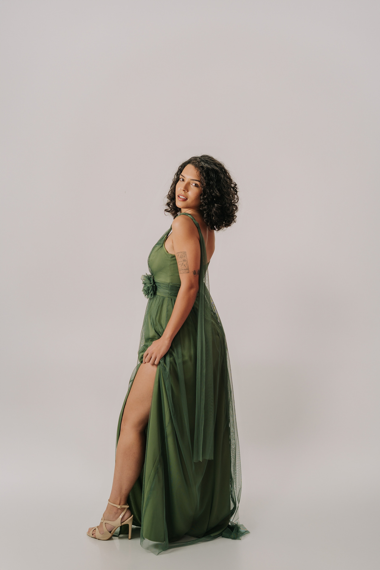 Vestido em tule com detalhe floral e faixa “multiuso” frente e costas - Imagem 13