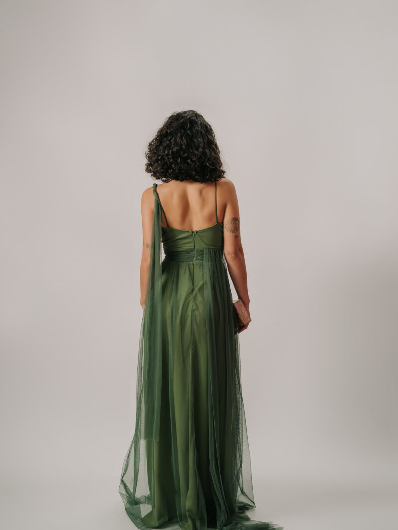 Vestido em tule com detalhe floral e faixa “multiuso” frente e costas