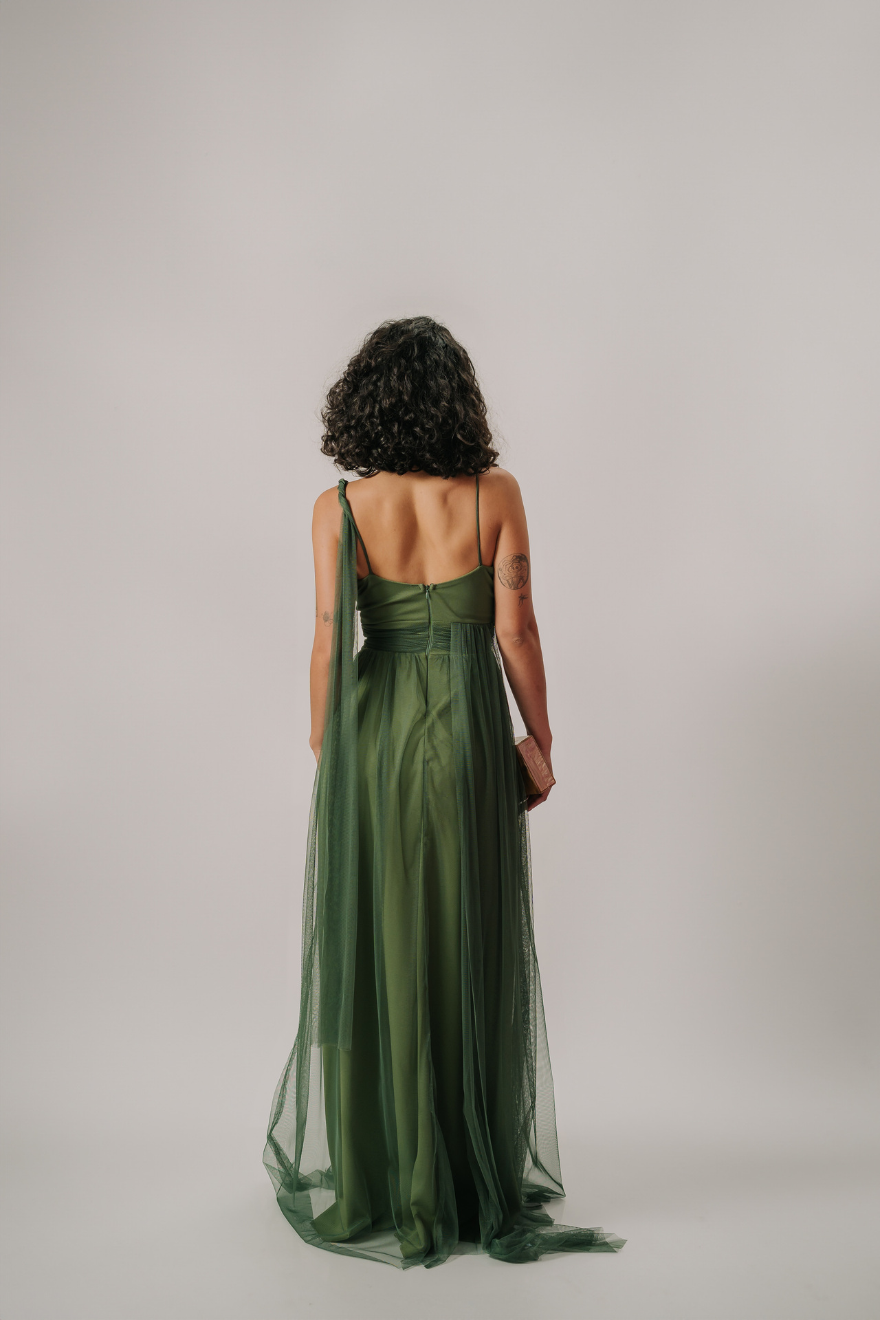 Vestido em tule com detalhe floral e faixa “multiuso” frente e costas