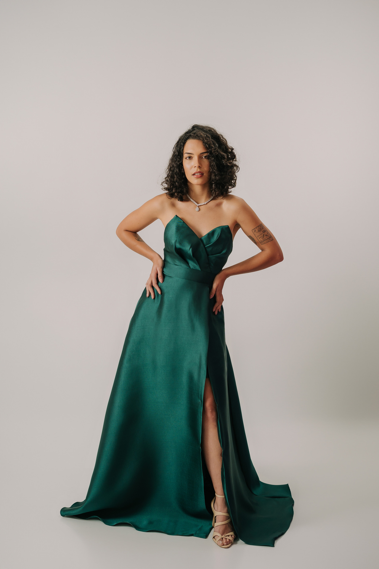 Vestido longo tomara que caia de bico com detalhe drapeado - Imagem 8