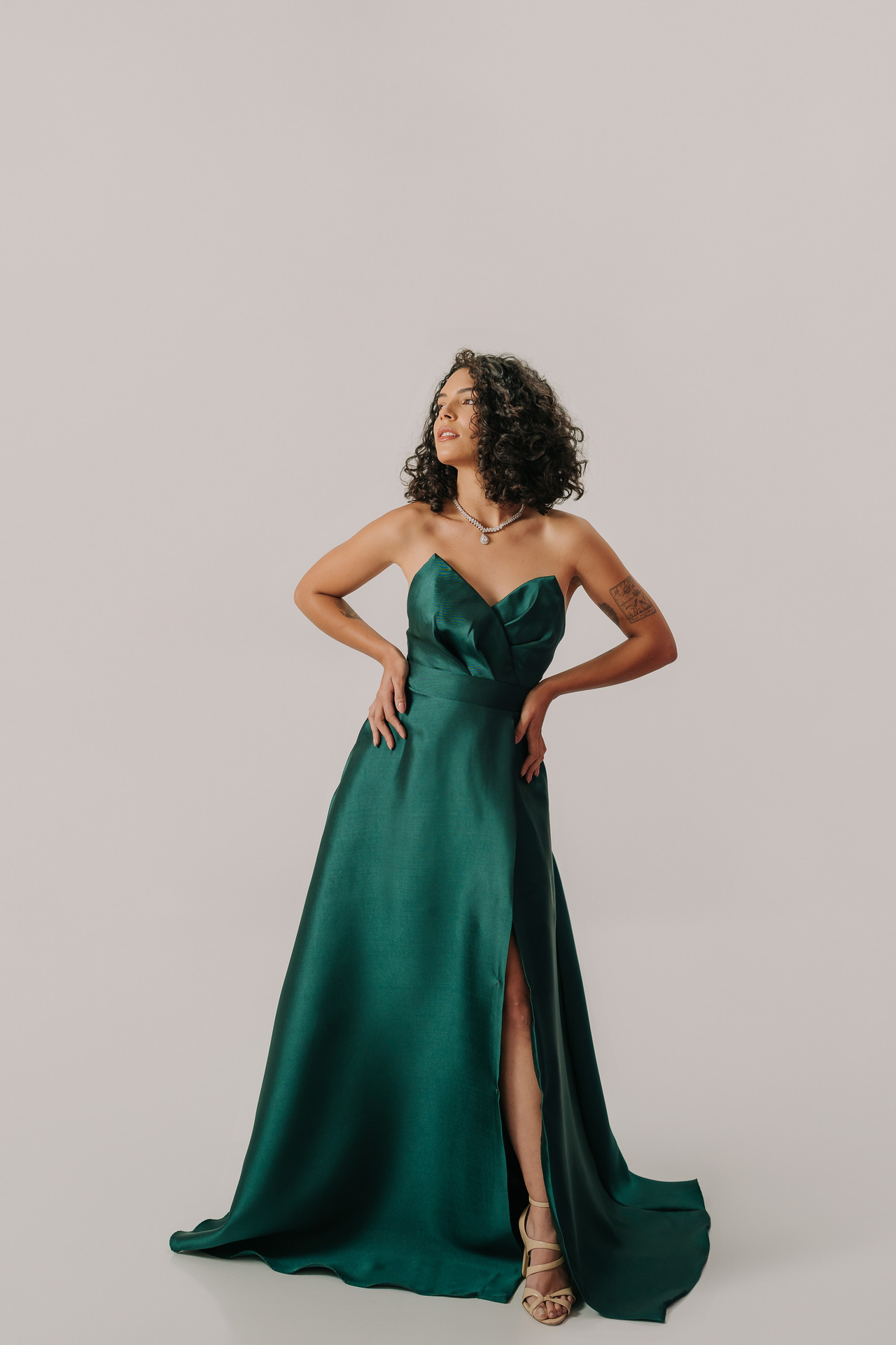 Vestido longo tomara que caia de bico com detalhe drapeado - Imagem 7