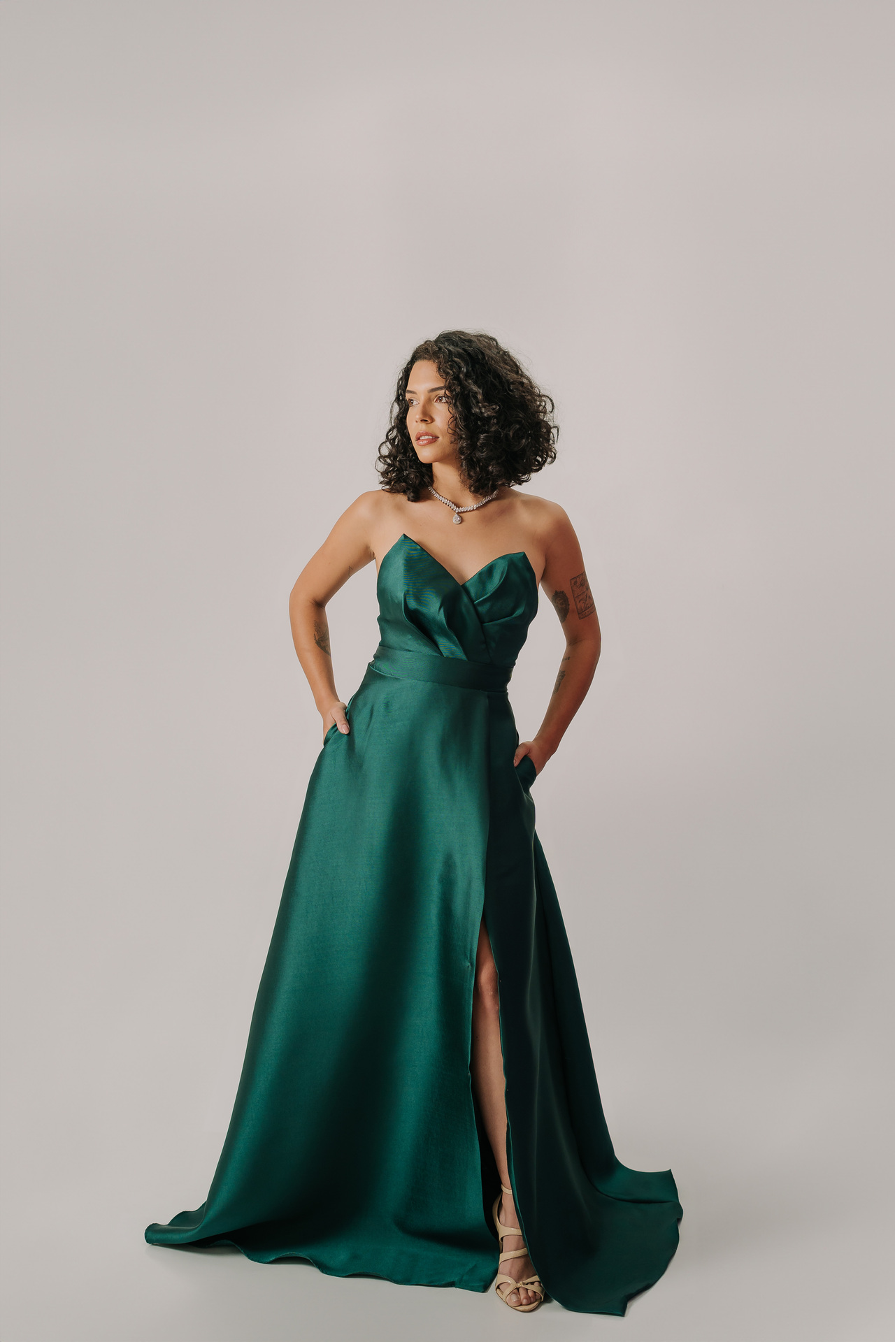 Vestido longo tomara que caia de bico com detalhe drapeado - Imagem 4