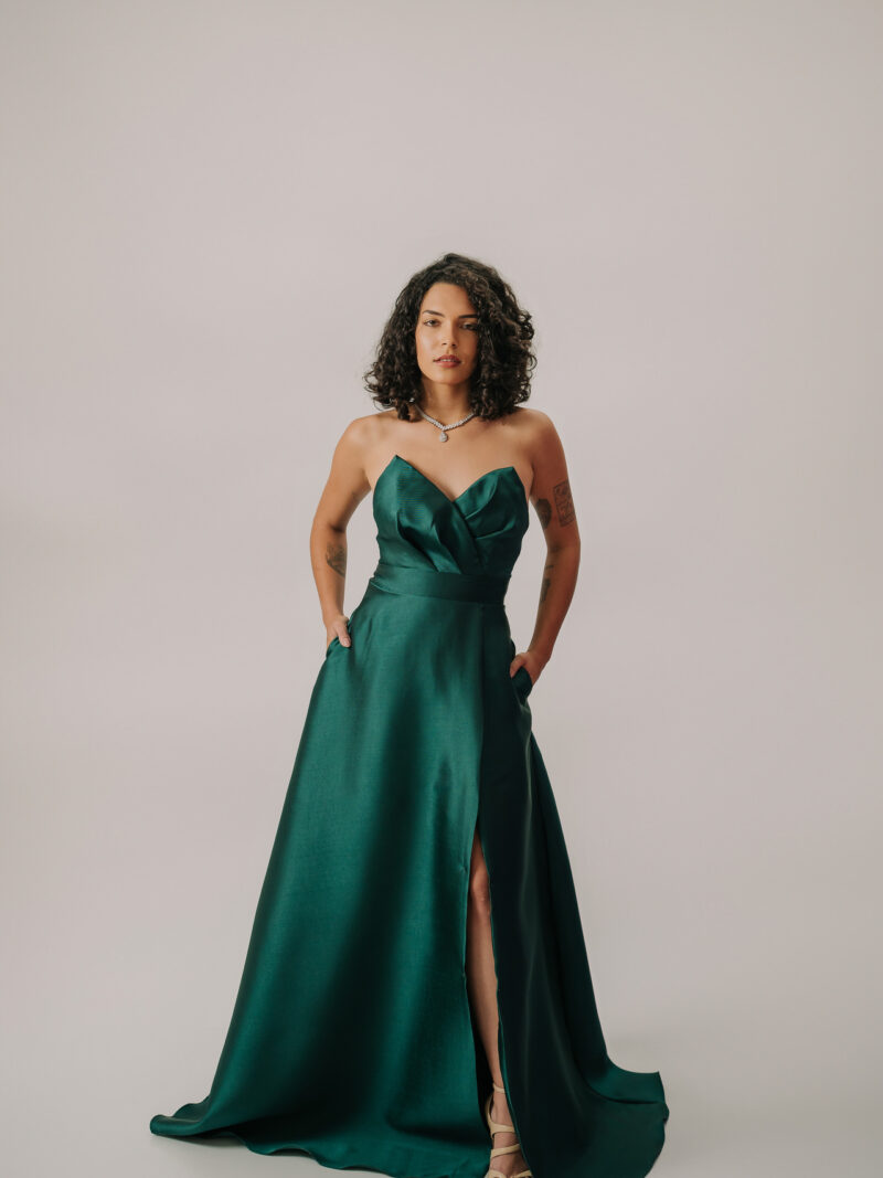 Vestido longo tomara que caia de bico com detalhe drapeado