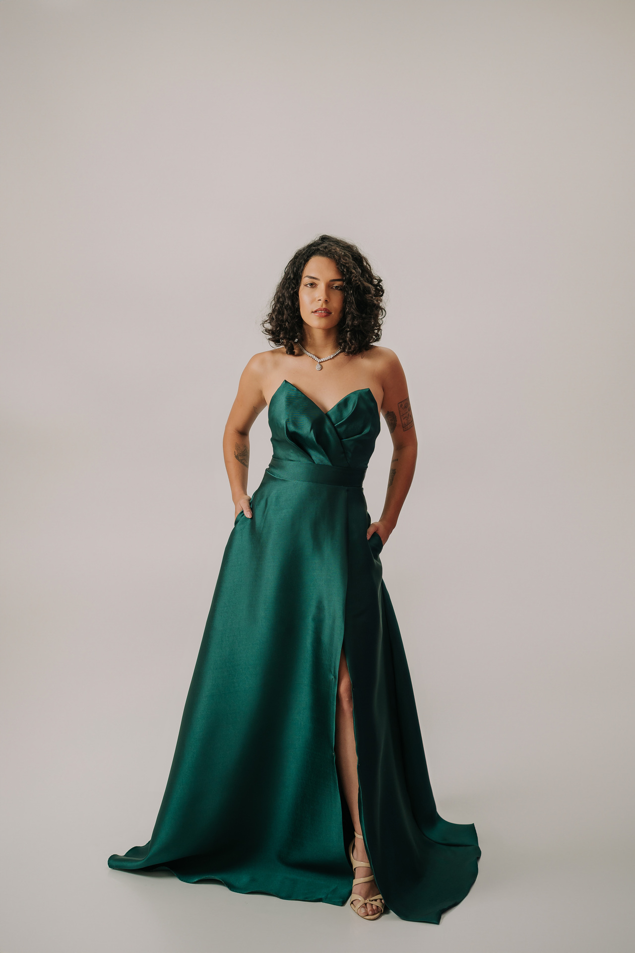 Vestido longo tomara que caia de bico com detalhe drapeado