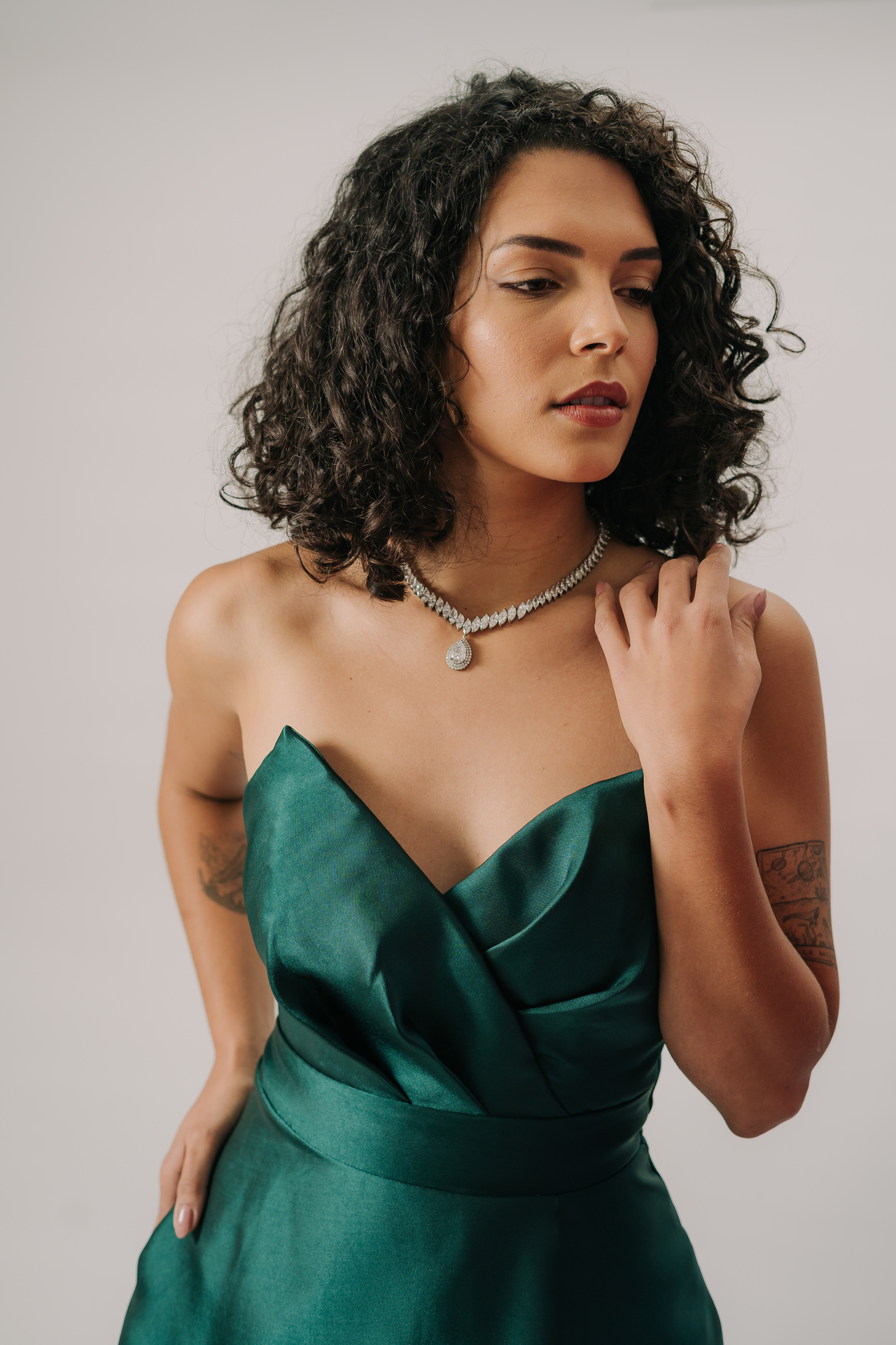 Vestido longo tomara que caia de bico com detalhe drapeado - Imagem 5