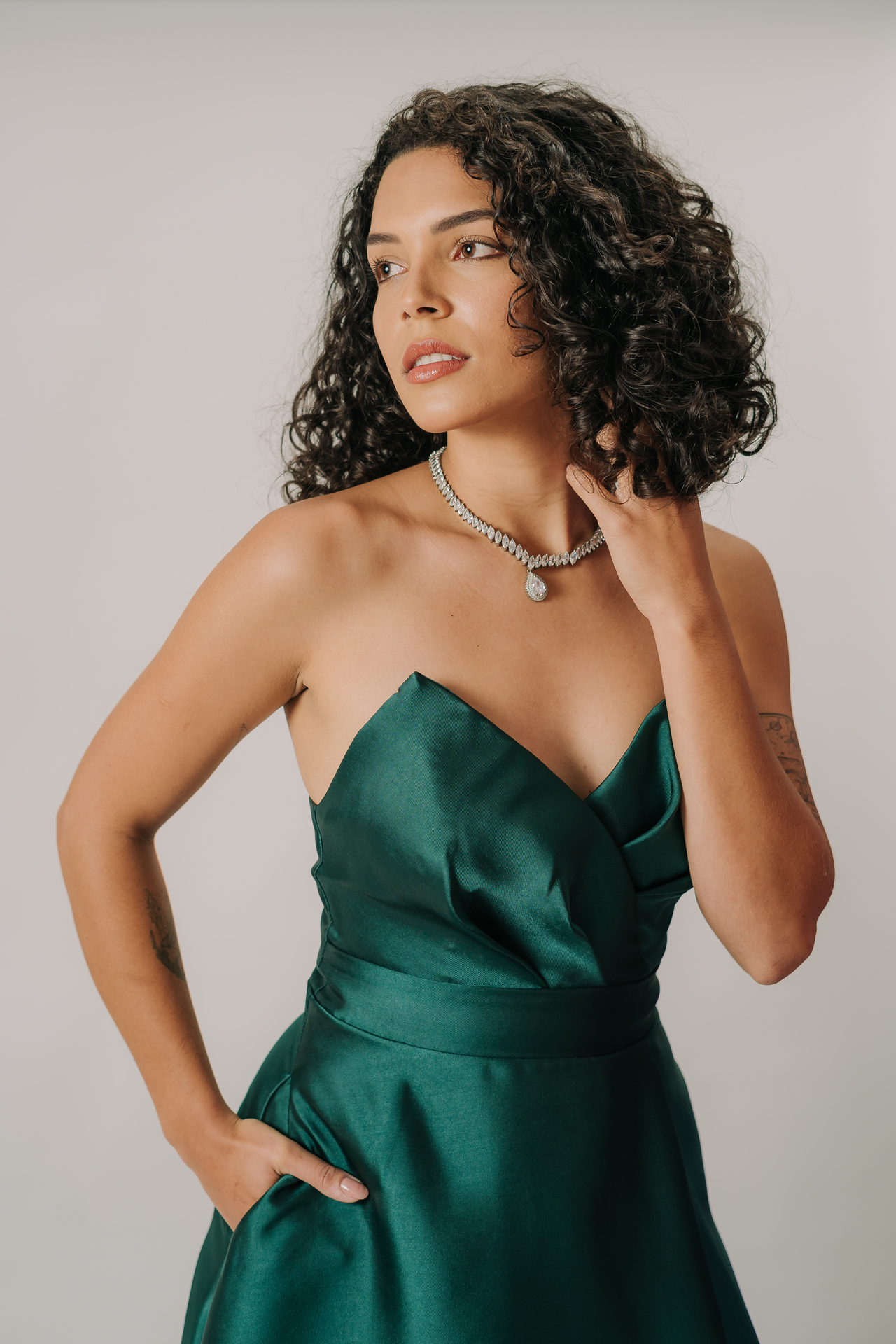 Vestido longo tomara que caia de bico com detalhe drapeado - Imagem 3