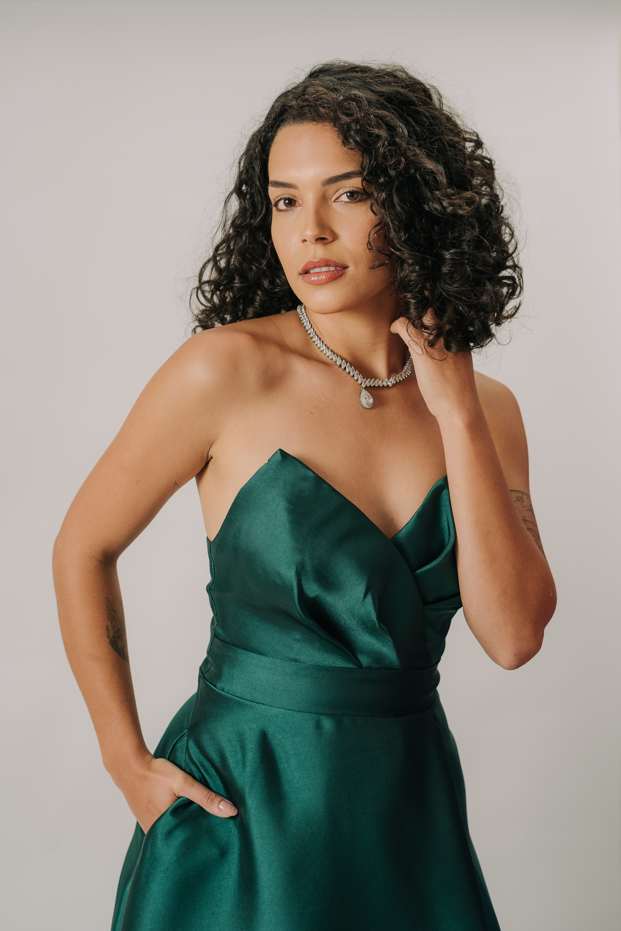 Vestido longo tomara que caia de bico com detalhe drapeado - Imagem 9